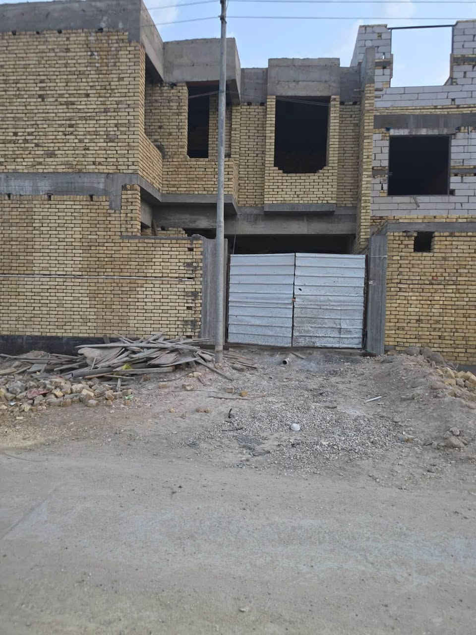 بيت ٢٠٠ متر زراعي للبيع مقابل مجمع نور الناضر ال بو فياض باقي بيه بس تشطيب كامل كهرباء ماء مجاري يتكون من الطابق الاول ٢ غرف مطبخ كبير حار وبارد صاله كبيره درج فر استقبال مع صحيات الطابق الثاني ٣ غرف صاله وصحيات ومخزن بناء درجه اول واحد على واحد

السعر 120 مليون وبيه مجال بصيط 

مكتب 💥التميز 💥للعقار 
الشموخ قرب جسر مشاة 

ستفسار ☎️***********
