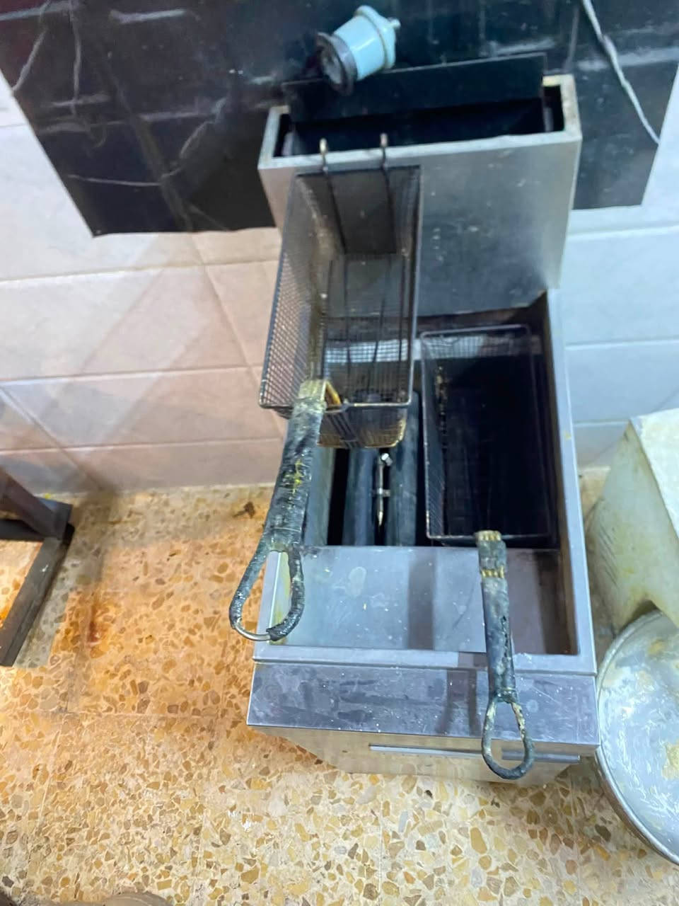 يا الله قيله كرسبي اربع مدافع  حساس امريكي كله شغال علا اليدي  مكان بغداد مدينه الصدر سعر 400وبيها مجال الشراي قلل ***********
