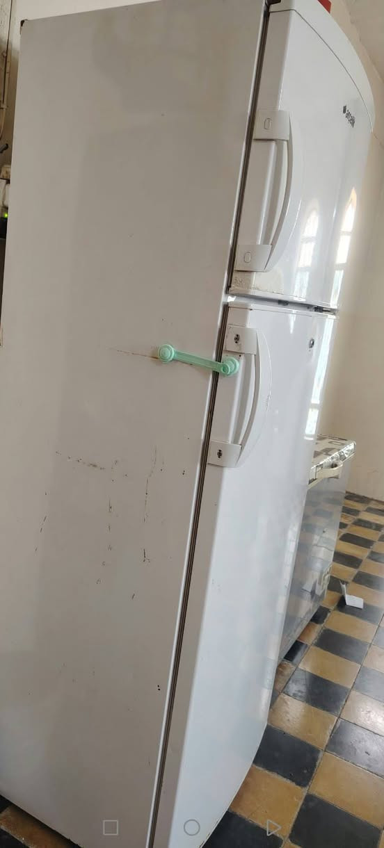 ثلاجه نضيفه مابيها اي عيب حجم كبير سعر ١٦٠وبيها مجال للطيبين
للتواصل ***********
ارد تعليقات فقط واتصال
