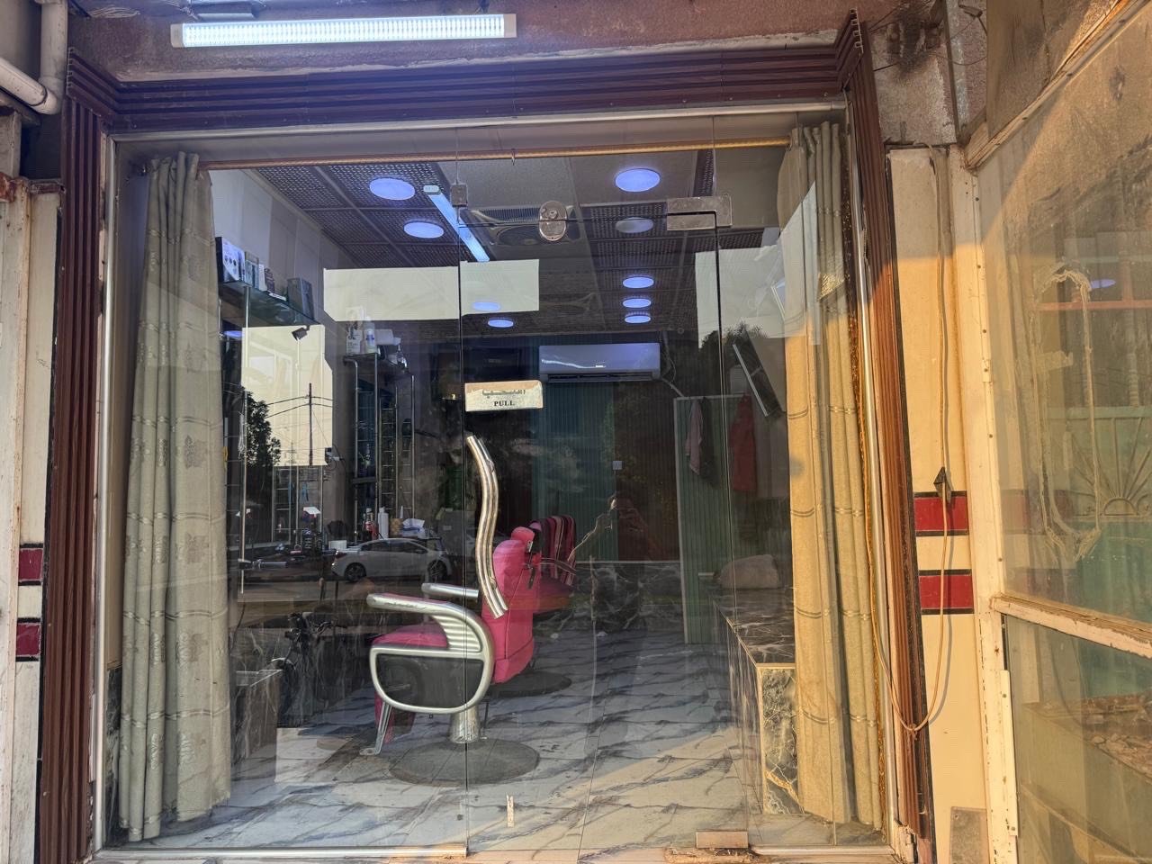 محل حلاقه للبيع وكما منشور بالصور وبحاله جيده وبسعر مناسب يحتوي على كراسي مع مري امام ومري خلفيه عدد 2  وخط كهرباء 24 ساعه المحل يعمل وبحاله جيده ومكان جيد مدخل الزهراء قرب مطعم الرسول /علما ترك العمل لعدم التفرغ وللاستفسا ر اكثر الاتصال ***********