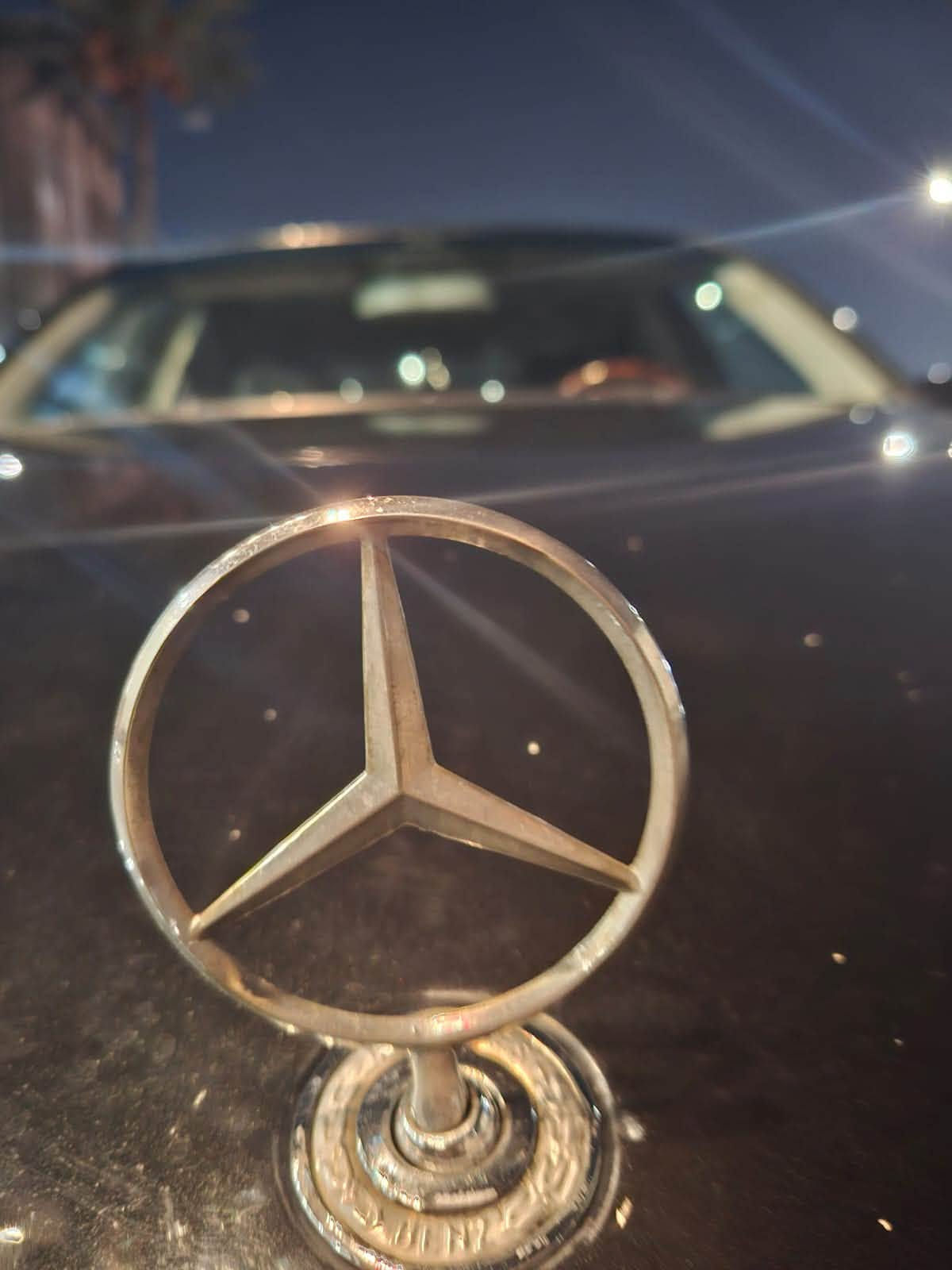 السلام وعليكم مارسدس E3502006للبيع او مرواس سياره نظيفه جدا مكان السياره بغداد الغدير  هاتف *********** .
