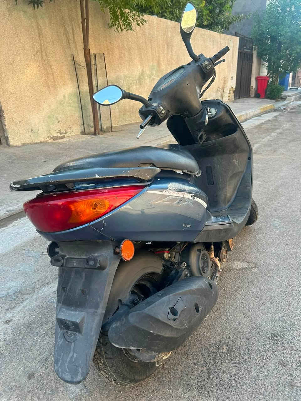 سلام عليكمً…
دراجه بغبغاء سرعه 140 نوزل ياباني ..

مكينه كفاله عامه بدون فتح برغي واحد ✅

كهرباء كامله ..

سلف نكره واحده ✅

اشاير يمنه يسرى ✅

عالي ناصي ✅

هورن ✅

قفل ستيرن ✅

إكسل كفاله عامه ✅

تاير جديد امامي وخلفي شادهم ✅

قفل جنطه ✅

كفر اصلي مختم ختم واحد ويه مكينه مطابق نفس رقم ✅

أوراق كامله ✅

مري ثنين وختم واحد ✅

بريكات امامي خلفي ادامه ✅ 

كشن ختم واحد ✅

نوزل اصلي بدون فتح او تبديل ✅

(مكينه افحص وين يعجبك وجيب وياك الف مصلح الي يعجبك) 

 السعر 850 الف 

مكاني حي جهاد ديوان مخابرات 

الاستفسار *********** واتساب ***********
