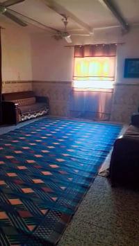 للبيع بيت مساحه ٣٥٠ مع حديقه وكراج ويحتوي لبيت على ٣ غرف نوم ستقبال مط...