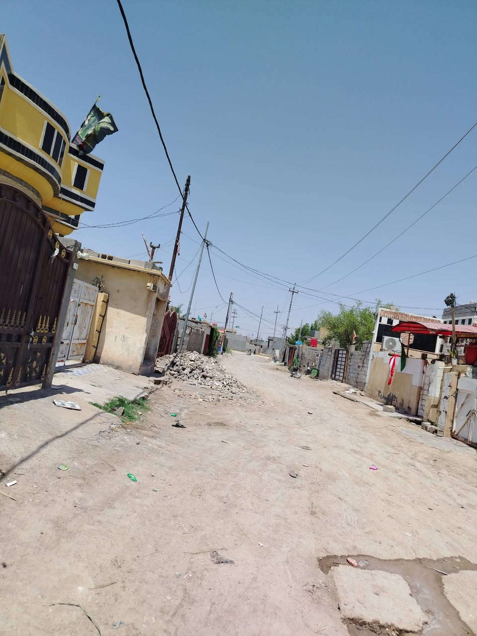 وافق فدوه سلام عليكم بيت للبيع مساحته ٣٠٠متر شارع ٣٠السايدين قرب المول ٣غرف نوم صاله عدد ٢كلدور ستقيال مطبخ صحيات داخليه وخارجيه  يبعد عن تبليط ٧٠مر ماء مجاري جاهز قرار ٢٥           *********** محمد الدليمي
