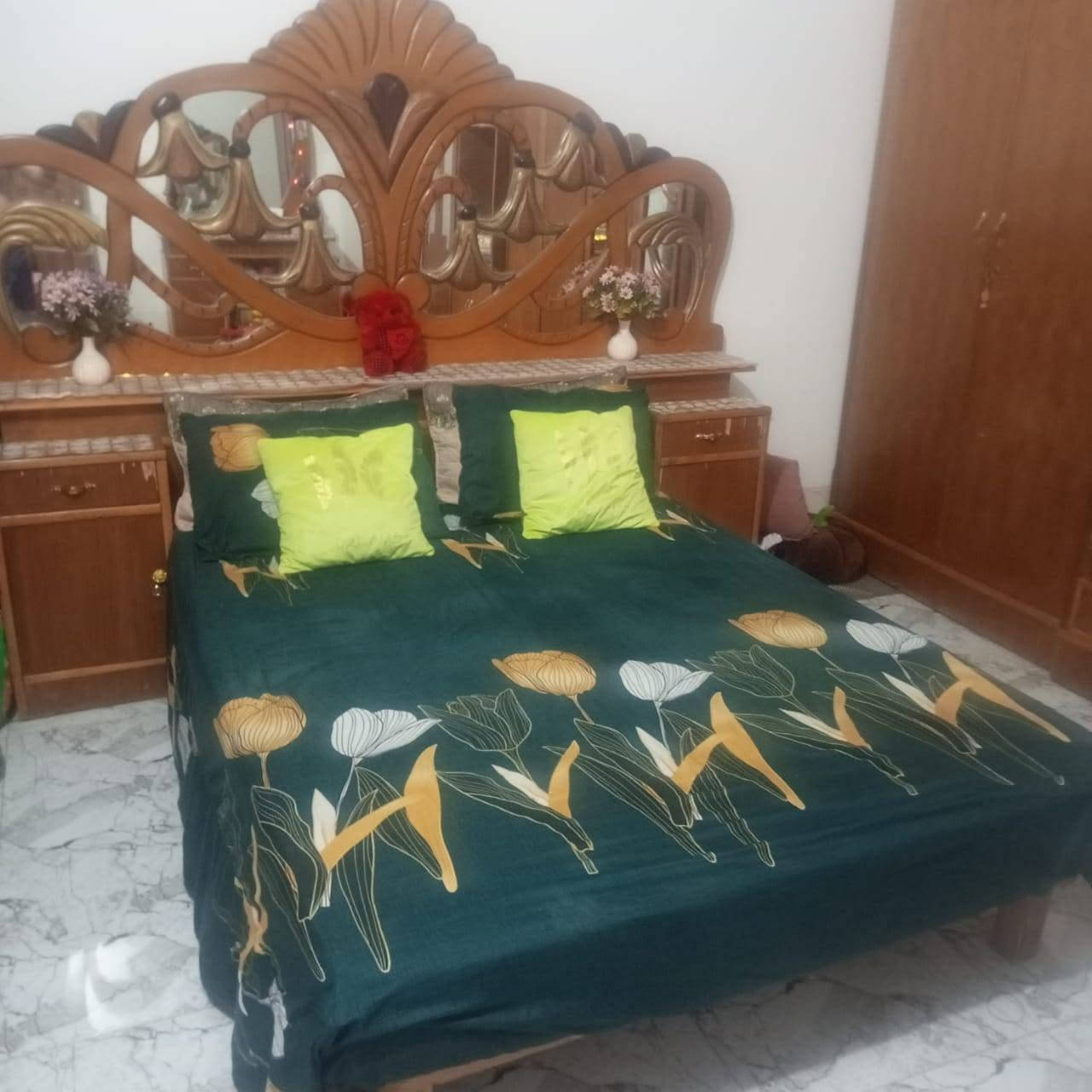 غرفه للبيع نضيف تعال و شوف بعينك العنوان حي العسكري شارع ابو عامر السعر ٢٥٠ الف و بي مجال بسيط للتواصل ***********
