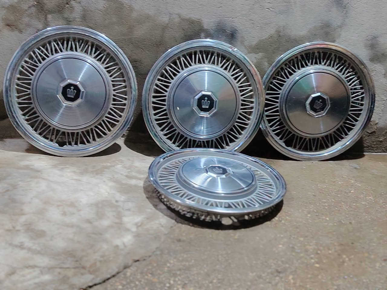 للبيع كبات سوبر نضيفات جدا
سعر ١٠٠ قفل 
تواصل واتساب ***********
