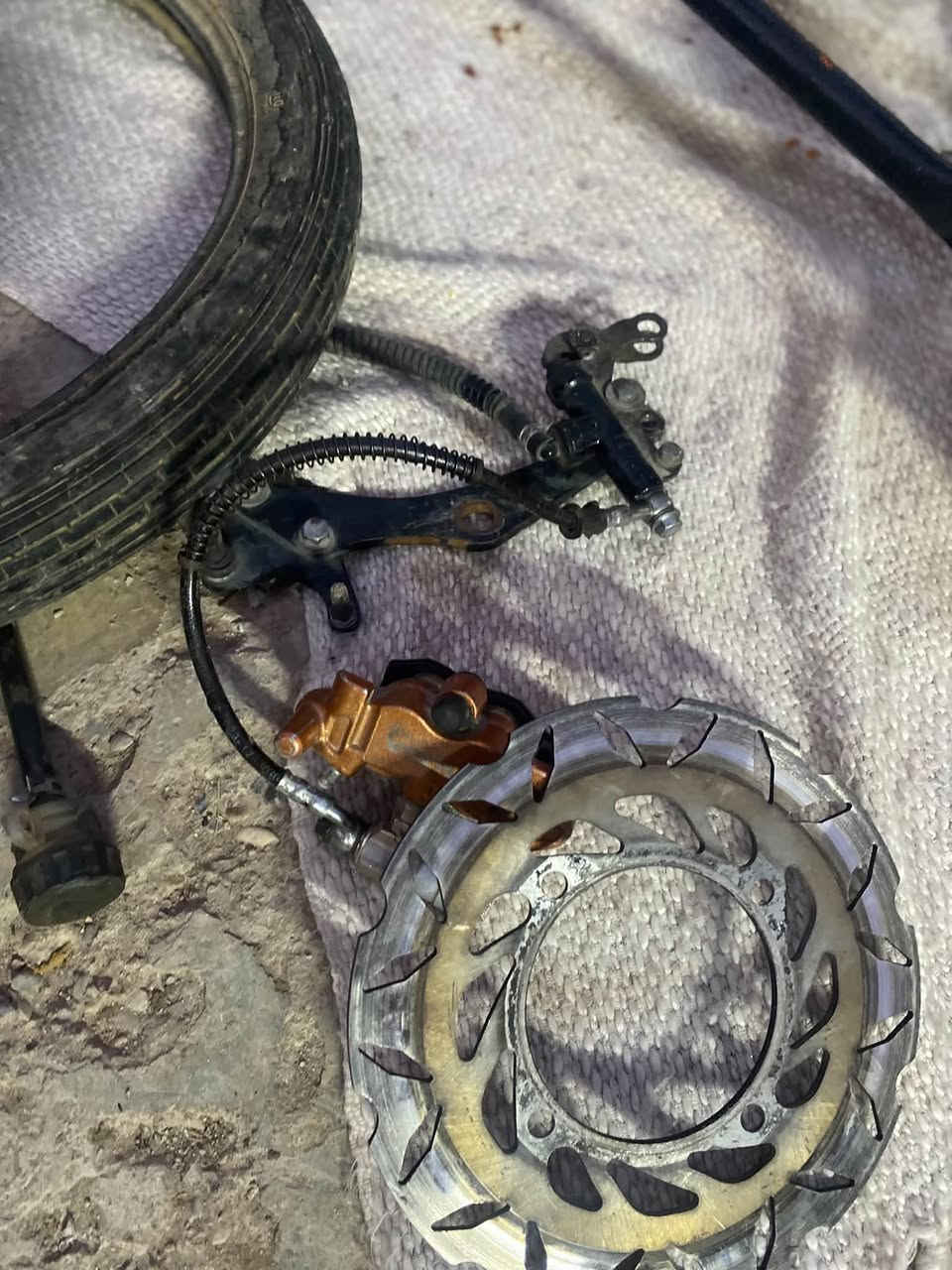 سلام عليكم غراض للبيع
شاصي شلامجه 
ماشه خلفيه و دبلات باكستاني
شوته 
بريك عنبار جميع دراجات
تاير امامي جديد 
دبلات خلفيه لون اسود 
فافونه سكان 
شيال مكينه 
رباط صدر 
مكينه نامه 2016 عوزه بس كور 

مكان بعقوبه تحرير رقم (***********)
بس واتساب و خاص مفتوح
