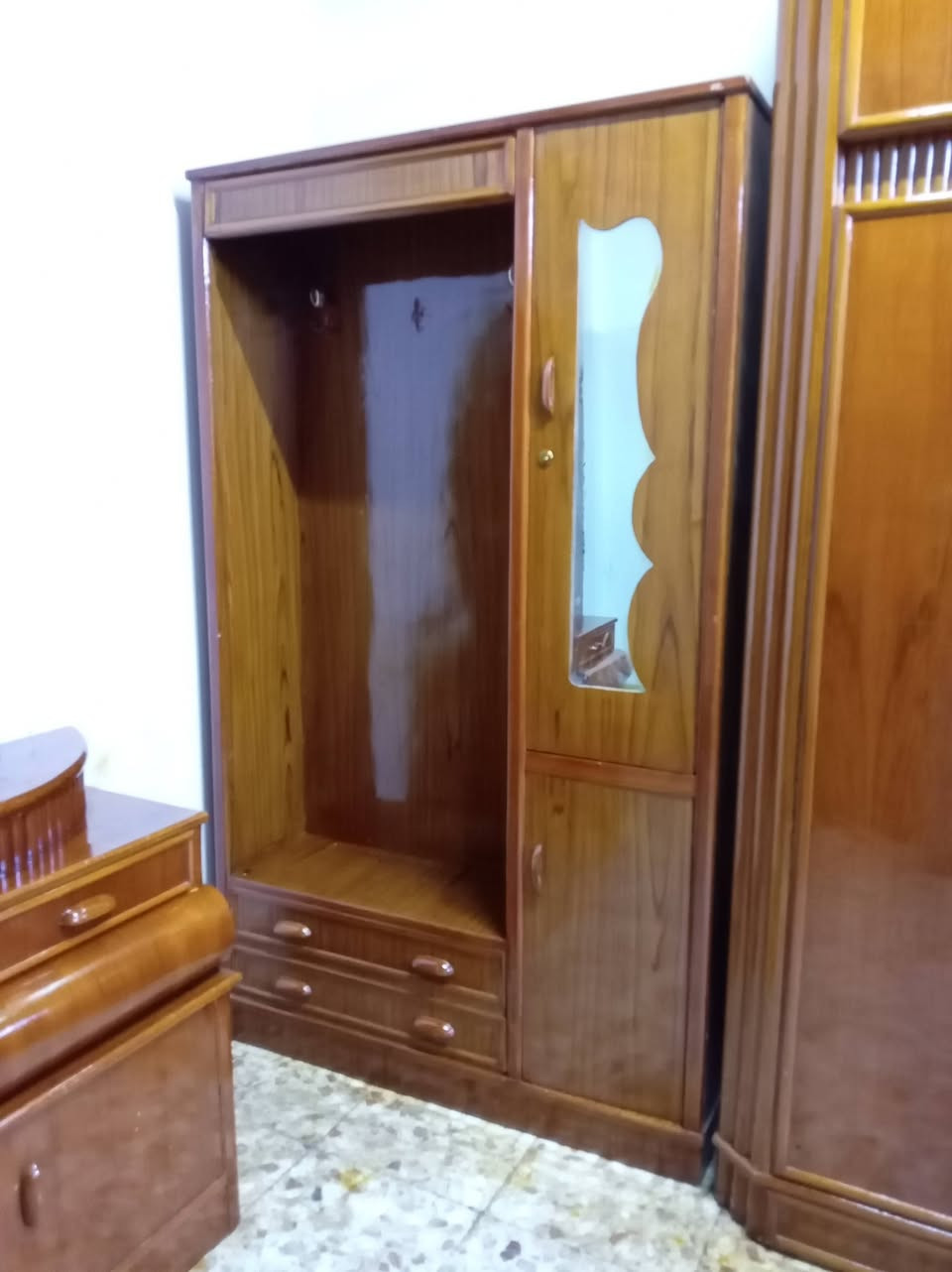 مكلف بلنشر غرفه تسكام نجاره صاج داخل وخارج ظهر جرجوبه ٩٠٠وبيه مجال مكانه حله للاستفسار الاتصال بلرقم ***********

