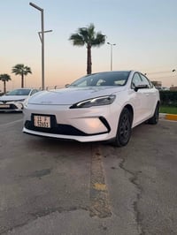 للبيع فقط بي واي دي سيل 5  رقم بغداد داخل ابيض ماشية 7000كهرباء ومحرك ...