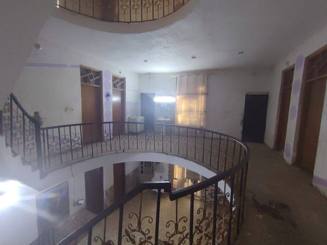 السلام عليكم 
بيت للبيع مع قطعة ارض 
سند ٣٥
المساحه نصف دونم البناء ٣٠٠متر 
بناء طابوك طابقين يحتوي الطابق الأول  على ٢غرف نوم وصاله واستقبال وحمام ومطبخ بارد وحار
والطابق الثاني ٣ غرف نوم واستقبال وحمام ومخزن 
وكذالك تواليت خارجيه وحمام خارجي 
متوفر كل الخدمات ماء كهرباء وتبليط لحد لباب بيت جاهز من كل الخدمات 
العنوان تقاطع النهروان مقابل القريه النفطيه للإستفسار 
***********
