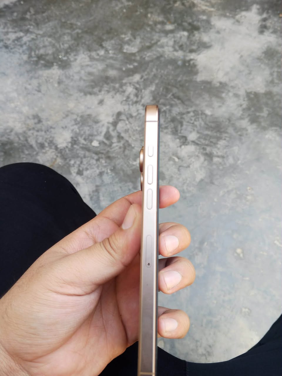 ايفوف ١٦ برو ماكس نضيف 
مبدل شاشه اصليه ٣ خيارات 
بطاريه ٧٥ + الصرف مالته طبيعي 
فطر بالضهر بس غير هذن الجهاز كلشي مابي 
س ٩٠٠ بي مجال بصيط حك الجيه 
؏ بغداد حي اور ***********

نص مكتوب في الصور:
- حالة البطارية
- الخدمة
- حالة بطارية هذا الـ iPhone متدنية جدًا. يمكن استبدال البطارية عن طريق أحد مزودي خدمة Apple المعترين لاستعادة المستوى الكامل للأداء والقدرة.
- العثور على خيارات الخدمة...
- قد تكون خدمة البطارية مغطاة بالضمان. حول البطارية والضمان...
- الحد الأقصى للقدرة
- ٧٥٪
- هذا قياس لقدرة البطارية مقارنة بقدرتها عندما كانت جديدة. قد تتسبب القدرة المنخفضة بتقليل ساعات الاستخدام بين عملية الشحن والأخرى.
- عدد الدورات
- ٥٨٦
- هذا هو عدد مرات استهلاك iPhone لقدرة البطارية. معرفة المزيد...
- تاريخ التصنيع
- تشرين الأول ٢٠٢٤
- أول استخدام
- كانون الأول ٢٠٢٤
- حول الاسم iPhone < إصدار iOS 27.0 < اسم الطراز iPhone 16 Pro Max رقم الطراز MYWJ3AE/A الرقم التسلسلي KPQK66KHV7 انتهت صلاحية التغطية < سجل تاريخ القطع والخدمة < الأغاني . الفيديوهات ٦٣ الصور ١٥٠ التطبيقات ١٦ السعة ٢٥٦ غ.ب. متوفرة ٢١٣,٧٣ غ.ب.