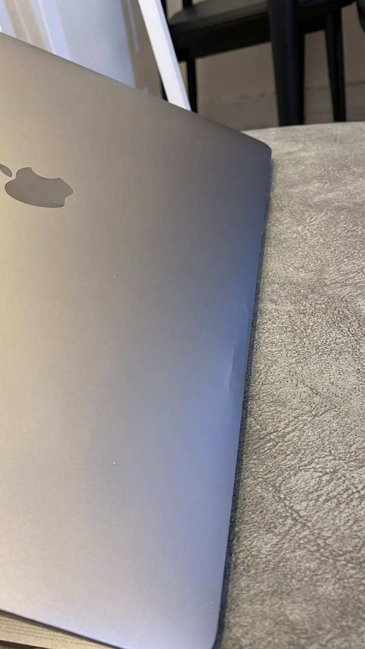 ماك بوك برو 14 انتش 2017, macbook pro 2017
معالج core i7 
رامات ١٦ 
تخزين ٢٥٦ كيكا
الجهاز بحالة جيدة جداً وكلشي بلادي ممبدل ولا مفتوح بي أي شي وأنتبه ‼️ (بي مشكلة بحرف H وحرف B يشتغلن ولكن يحتاجن ضغطة قوية شوية)، السعر ٣٥٠ الف قفل 
للتواصل *********** وتوصيل متوفر

نص مكتوب في الصور:
- معلومات النظام ملف تحرير نافذة مساعدة
- مكونات الكمبيوتر
- ATA
- Bluetooth
- FireWire
- NVMExpress
- PCI
- SAS
- SATA
- SPI
- USB
- التخزين
- التشخيصات
- الذاكرة
- الصوت
- الطابعات
- الطاقة
- الكاميرا
- إنشاء القرص
- إيثرنت
- ثندربولت/USB4
- رسومات/شاشات عرض
- قارئ البطاقات
- قناة الألياف
- واجهة SCSI المتوازية
- وحدة التحكم
- Apple Pay
- الشبكة
- WWAN
- المواقع
- جدار الحماية
- وحدات التخزين
- Wi-Fi
- البرامج
- SmartCards
- البرامج القديمة
- التثبيتات
- التطبيقات
- الخطوط
- السجلات
- اللغة والمنطقة
- الملاحق
- الفطور
- أجزاء التفضيلات
- إطار العمل
- برنامج الطابعة
- برنامج تم تعطيله
- تسهيلات الاستخدام
- خدمات المزامنة
- دعم Raw
- عميل تتم إدارته
- عناصر بدء التشغيل
- ملفات التعريف
- معلومات البطارية:
- معلومات الطراز:
- الرقم التسلسلي: D868015A1MNHDWCBJ
- الشركة المصنعة: SMP
- اسم الجهاز: bq20z451
- Pack Lot Code:
- PCB Lot Code:
- إصدار البرنامج الثابت: ٧٠٢
- التحقق من الجهاز: |
- التحقق من الخلية: ٣٩٢٥
- معلومات الشحن:
- شحن البطارية أدنى من مستوى التحذير: لا
- تم الشحن كليا: لا
- الشحن: نعم
- السعة القصوى للشحن (مللي أمبير/ساعة): ٥٤٠١
- حالة الشحن (%): ٣
- معلومات السلامة:
- عدد الدورات: ٦٩٨
- الحالة: عادي
- إعدادات طاقة النظام:
- تيار كهربي متردد:
- مؤقت إسبات النظام (بالدقائق): |
- مؤقت إسبات القرص (بالدقائق): 10
- مؤقت إسبات شاشة العرض (بالدقائق): 10
- التنبيه عند AC Change: لا
- التنبيه عند Clamshell Open: نعم
- التنبيه على LAN: نعم
- AutoPowerOff Delay: ٢٥٩٢٠٠
- AutoPowerOff Enabled: |
- مصدر الطاقة الحالي: نعم
- تبهيت شاشة العرض عند الإسبات: نعم
- Hibernate Mode: ٣
- LowPowerMode: .
- PrioritizeNetworkReachabilityOverSleep: .
- طاقة البطارية: |
- التنبيه على LAN: لا
- خفض الإضاءة: نعم
- تكوين الأجهزة:
- تم تركيب UPS: لا
- معلومات شاحن التيار المتردد:
- متصل: نعم
- القدرة بالواط (W): ٢٠
- ال MacBook Pro الخاص بـ حيدر > مكونات الكمبيوتر > الطاقة