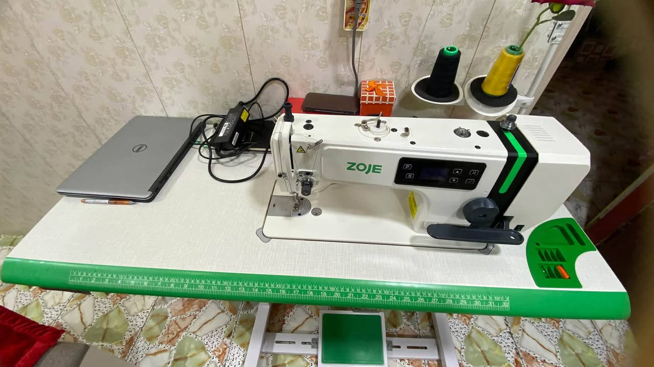 السلام عليكم ورحمة الله وبركاته 
حياكم الله اخوان ماكنة خياطة للبيع  

🧵 ZOJE A8000-D4الاصلي 
نظافة 100‎%‎صار شهر من اخذتها 
وين ما تريد افحصها واني خادم 
السعر 400 وبيها مجال 
للاستفسار اتصل  
*********** ب واتساب

