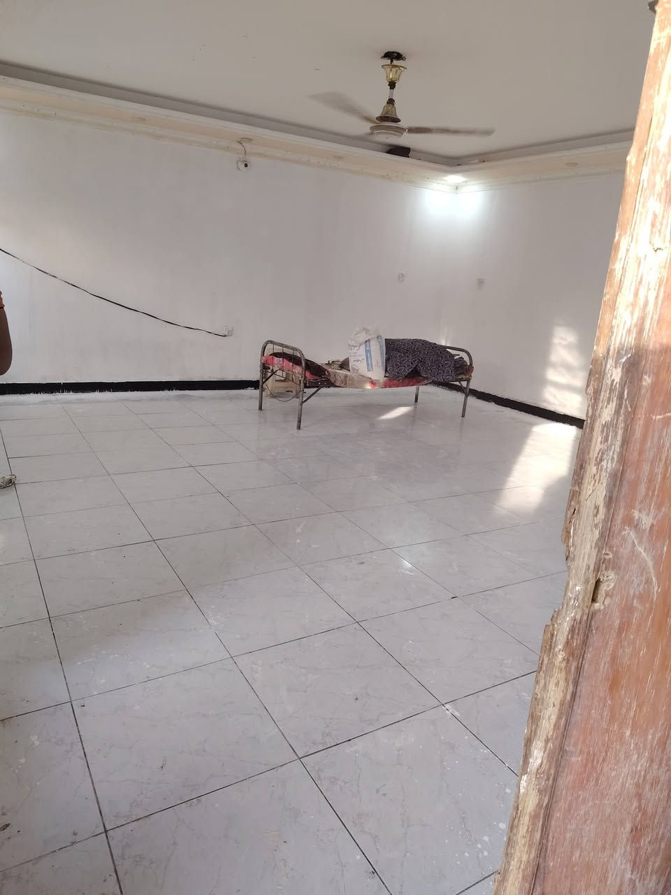 السلام عليكم بيت للبيع مساحه 200 متر حي العسكري شارع فلكت العلماء نهاية الشارع يم المحلات الجدد البيت عكاده بناء 2015 غرفتين وصاله ومطبخ وبراني وفوك  غرفتين وصاله وصحيا البيت سعره مناسب  105 سعره وبي مجال بسيط ***********
