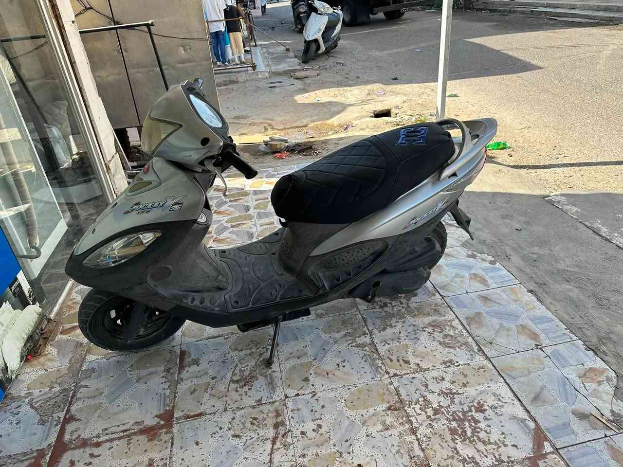 هاي الدراجه للبيع كامله ما بيه اي نقص تجي تفحص واشوف السعر ***********
اريد اخذ شحن توني مطلعها من الرمبه
