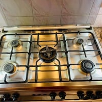 سرير نوم • طباخ بعين معطلة • ميز طعام سلايد ٣ كراسي