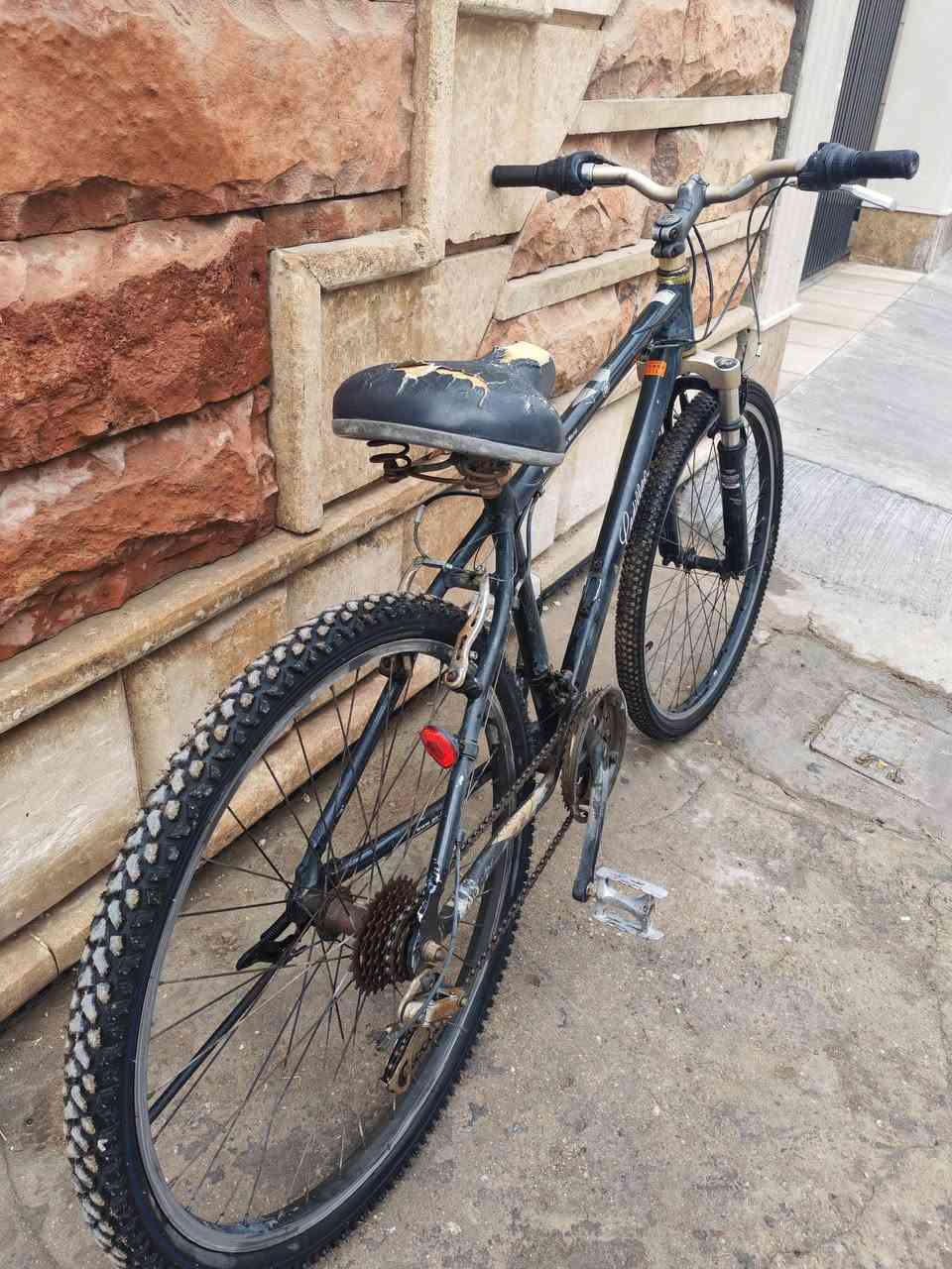 سلام عليكم
بايسكل جبلي (Mountain Bike) ماركة كاديلاك مرخصة من شركة GM العامة. البايسكل وارد ياباني (ستوك). حجم 26  

بايسكل اصلي فريم قوي جدا يتحمل وزن عالي يحتاجلة فقط ترتيبات بسيطة لان چان مهمول 

يحتاجلة صيانة للدبل و كير امامي وخلفي و سرج

رايدة ب 75,000 الف عنوان بغداد زيونة 
ما عندي توصيل
***********
