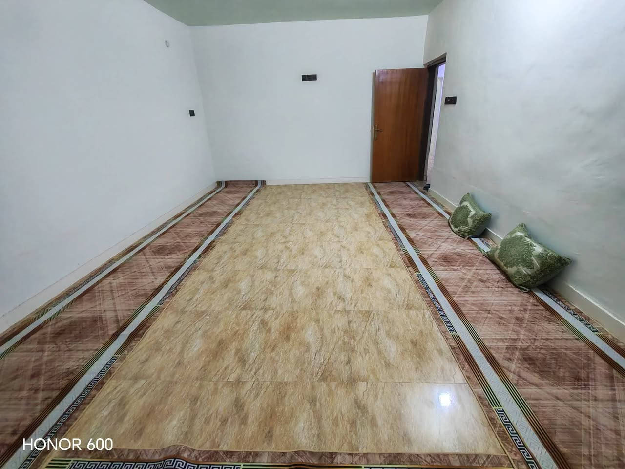 السلام عليكم
بيت للبيع مساحته ٣٢٠ متر
اضافه الي مشتمل معزول مساحته ٦٥ متر من ضمن مساحة البيت
يتكون المنزل من
 ٣ غرف نوم
مطبخ وصحيات خارجيه وداخليه
اما المستمل يتكون من غرفه نوم واحده وصاله واستقبال ومطبخ وصحيات علمآ المنطقة مشمولة بخطة التأهيل والعمل جاري بها 
للأستفسار على السعر الاتصال على الرقم التالي
***********
