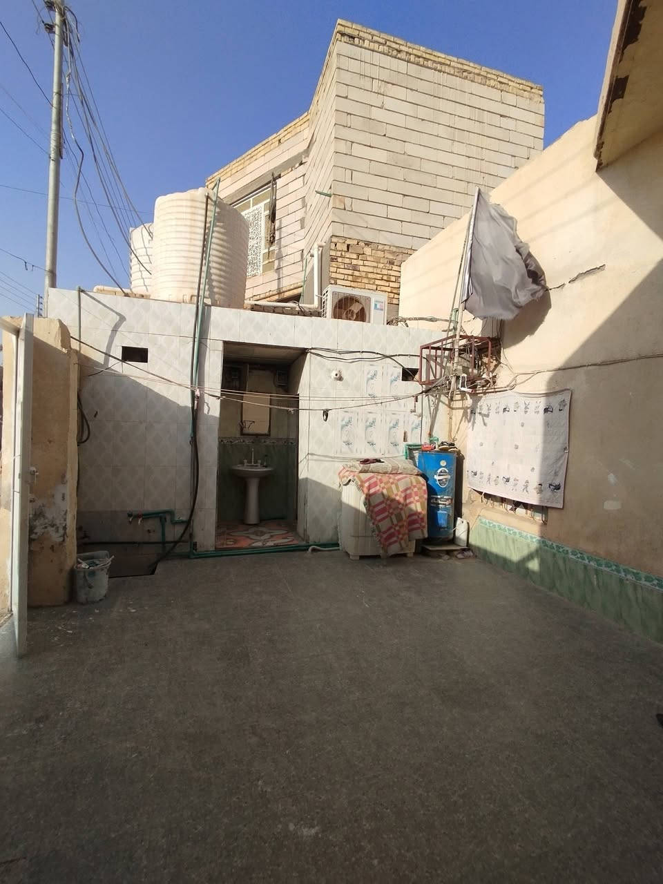 بيت طابو صرف للبيع بحي العسكري نهاية شارع الصورة
مساحة 200 متر
يحتوي على 4 غرف
3 بالطابق الأول والرابعة بالطابق الثاني
وديوانية جبيرة وصالة ومطبخ جبير وصحيات خارجية
للتواصل والاستفسار مراسلة الصفحة
او واتساب ***********
