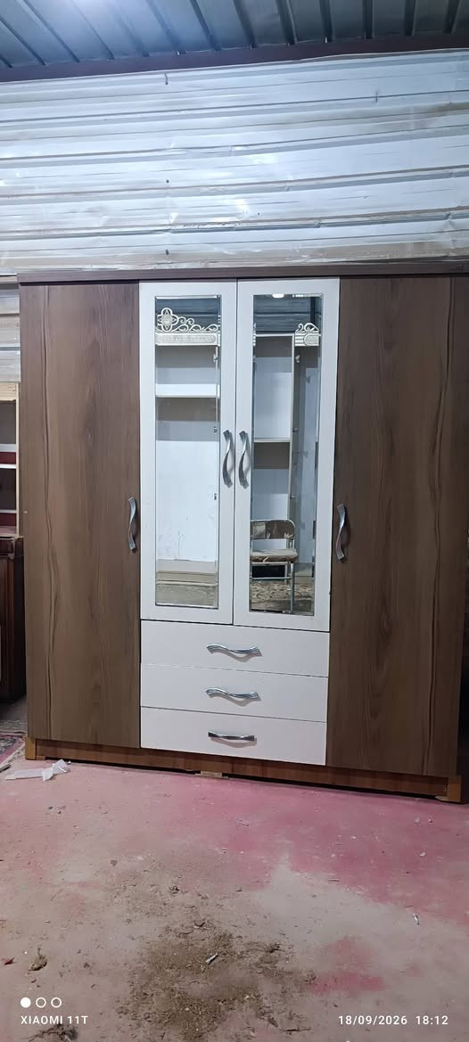 كنتور ٤ باب ماركه قياس العرض ١٨٠ نظيف جدا 
***********

نص مكتوب في الصور:
- XIAOMI 11T 20/10/2023 19:30
- XIAOMI 11T 18/09/2026 18:12
- XIAOMI 11T 18/09/2026 17:37
- 18/09/2026 17:37