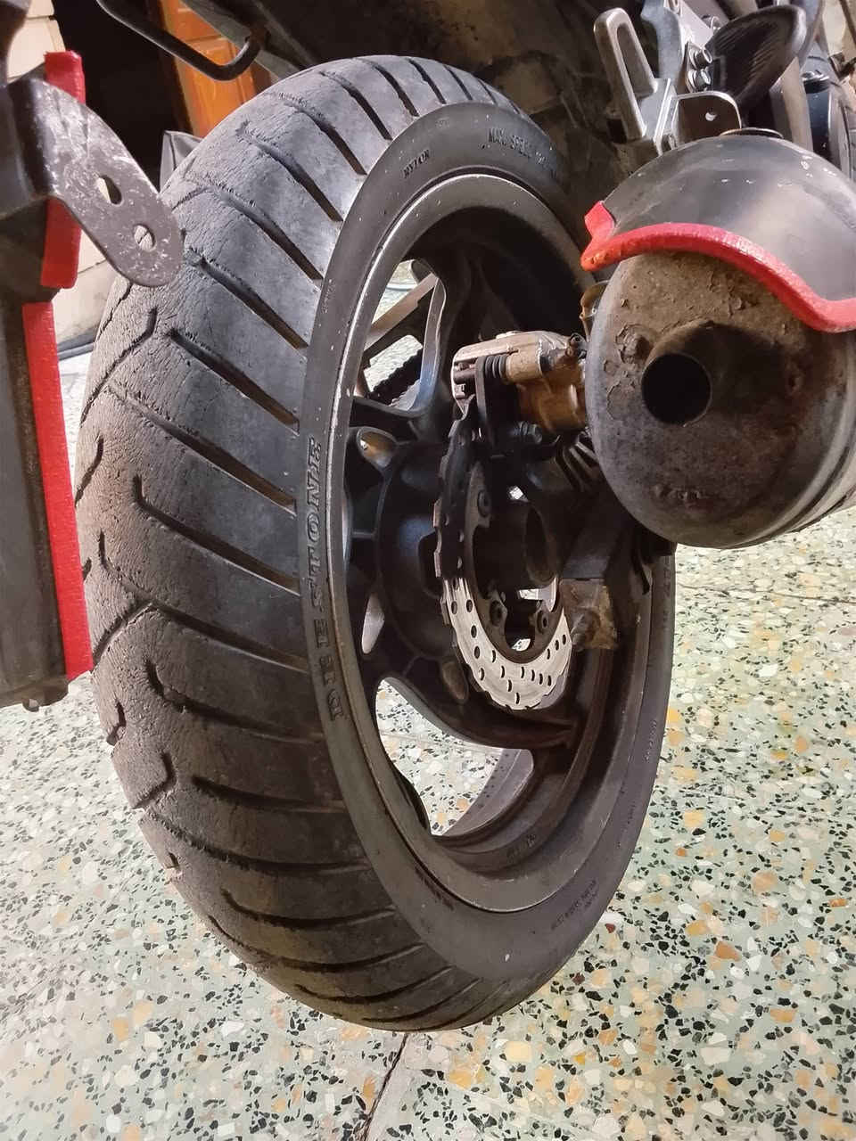 سلام عليكم
سايم بطحة محرك 200cc
اوراق كاملة وماشي بمعاملة الترقيم 
نقصها بس باتري 
سعر 400 أو مراوس 
***********
