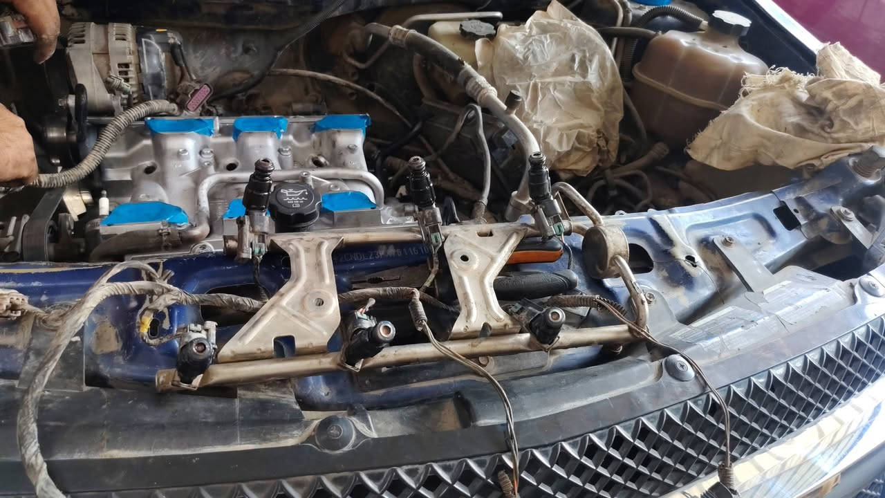 🔧🔥 تجفيت كامل لمحرك شفروليه إكونوكس 3400 GM 🔥🔧
موديلات 2007 – 2009

تم إنجاز تجفيت المحرك بالكامل داخل ورشة أنور سوزوكي وإكونوكس وعلى مراحل دقيقة:

🔹 تفكيك المحرك وفحص السلندر والكورات وعمود الكرنك.
🔹 غسل جميع أجزاء المحرك بالبخار المضغوط وإزالة الدهون والترسبات.
🔹 سنفرة وتنعيم وجه السلندر والتأكد من استقامته.
🔹 تجهيز الكورات: قص كرايم، تبديل البلاستك وتنظيف مجاري الزيت.
🔹 تبديل تخم رنكات STD وتخم بيرن بكن STD.
🔹 تبديل جبنة البكن ورأس عمود الكرنك.
🔹 تركيب تخم كازكيت أسبست سماكة 2 ملم.
🔹 تبديل واشرات الدكشن البارد والحار والهلالات الجانبية.
🔹 تبديل واشر التايمن كيس، كيس المحرك، قبق الولفات، كوع فلتر الدهن وبيت ولف الحماوة.
🔹 فحص وتنظيف منظومة التزييت والتبريد بالكامل.
🔹 صبغ السلندر والأنابيب الحديدية بصبغ حراري للحماية من الصدأ.
🔹 تجميع المحرك حسب القياسات والشدّات الصحيحة.
🔹 إضافة الدهن وسائل التبريد، ثم إجراء التشغيل الأول والفحص النهائي.

✅ تشغيل هادئ وصوت محرك صافي
✅ ضغط دهن وحرارة ضمن المستوى الطبيعي
✅ فحص التسريبات وقراءة بيانات المحرك بالجهاز
✅ شغل مرتب واهتمام بأدق التفاصيل

📍 ورشة أنور سوزوكي وإكونوكس
كربلاء – المنطقة الصناعية

🛠️ خبرة متخصصة بمحركات شفروليه إكونوكس 3400 ومحركات سوزوكي XL7 3600
