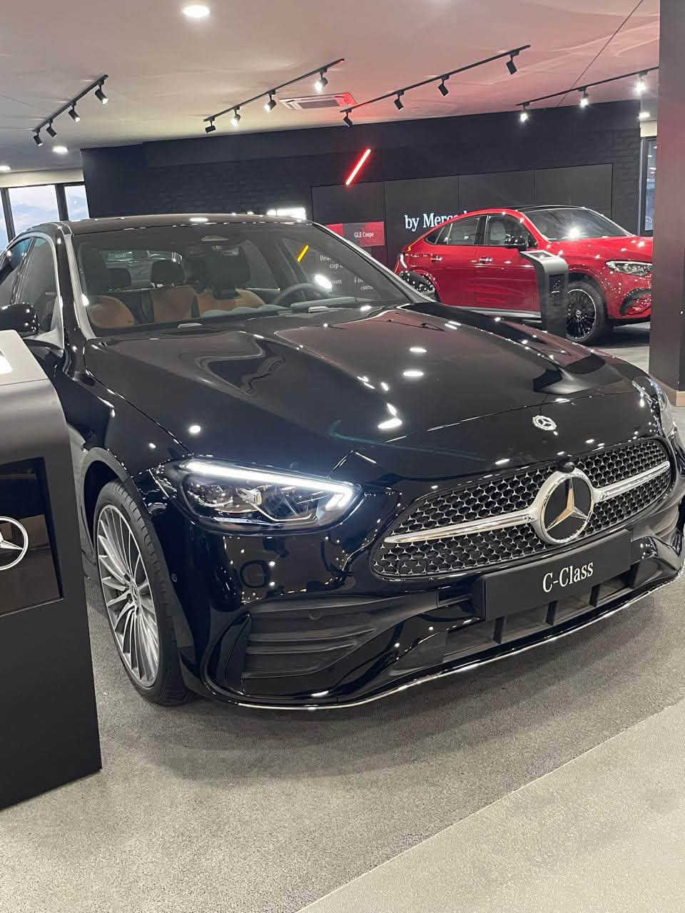 السلام عليكم
مرسيدس C200 AMG موديل 2025 خليجي (وكالة العراق)

السيارة ماشيه 3,500 كم

 موديل: 2025

السيارة خليجي وكالة MEC العراق 

✅ محرك: 1500 تيربو 

السيارة رقم بغداد السيارة مغلفة PPF بالكامل الداخل والخارج 
عند شركة جيوشيلد

المواصفات:

* فل أوبشن

* شاشة عدادات رقمية

* شاشة MBUX

* Apple CarPlay وAndroid Auto

* كاميرا خلفية

* حساسات أمامية وخلفية

* مثبت سرعة

* دخول ذكي وتشغيل بصمة

* فتحة سقف بانوراما

* مقاعد جلد كهربائية

* تدفئة للمقاعد مع خاصية المساج

* إنارة داخلية محيطية 64 لون

* إضاءة LED

* ويل حجم 19 تو سايز

💰 السعر: 78,500,000 مليون دينار عراقي

وبيها مجال بسيط

السيارة بحالة الوكالة، ولا تحتاج أي مصروف

مكان السيارة بغداد الاعظمية 

للاستفسار الاتصال على الرقم ***********
