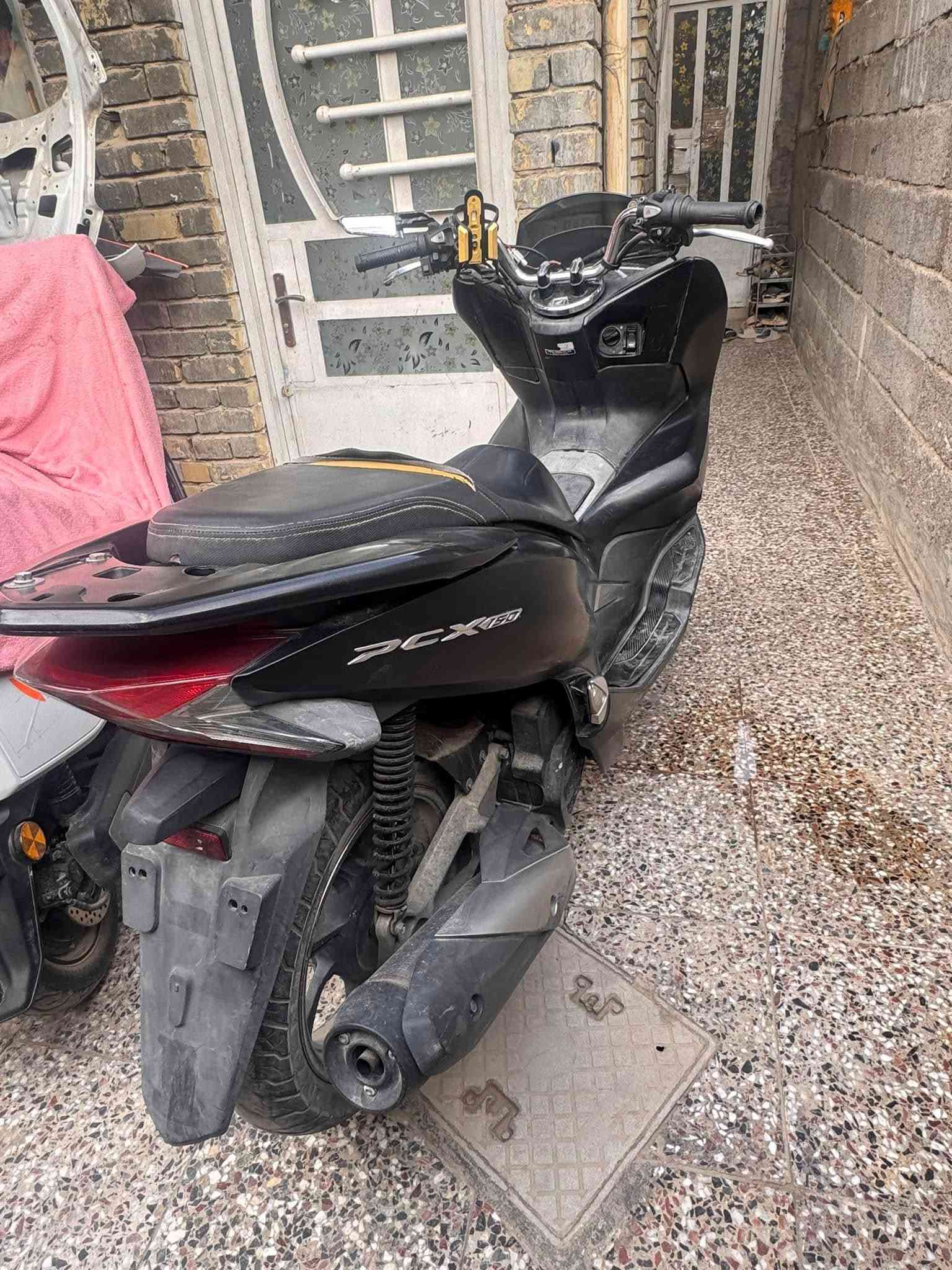 🔥 للبيع هوندا PCX 150 – Gen 3 🔥

🏍️ Honda PCX 150cc – Gen 3

دراجة هوندا PCX، عملية ومريحة للاستخدام اليومي والمشاوير داخل بغداد.

المواصفات:
✅ محرك 150cc
✅ أوتوماتيك
✅ تشغيل بصمة Smart Key
✅ شكل رياضي وشبابي
✅ جاهزة للاستخدام
✅ أوراق أصولية

ملاحظات على الحالة:
🔸 بيها طگة بسيطة وآثار استخدام وخدوش موضحة بالصور.
🔸 الكرسي بيه فتحة بسيطة ومبينة بالصور.
🔸 الفحص متاح للجادين.

💰 السعر: 13 ونص ورقة 💵 وبيها مجال بسيط
📍 الموقع: بغداد – الشعب

📞 للاستفسار: اتصال أو واتساب
***********

⚠️ السعر قابل للتفاوض للجاد فقط، والفحص خير دليل.
