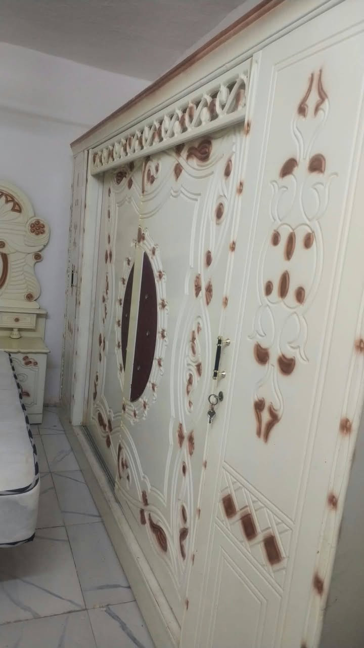 السلام عليكم غرفه نوم نضيفه وحلوه 
غرفه خشب حلو قويه المكان السماوة 
لتواصل عبر الفيس بوك او على الرقم التالي ***********سعره مناسب كلش
