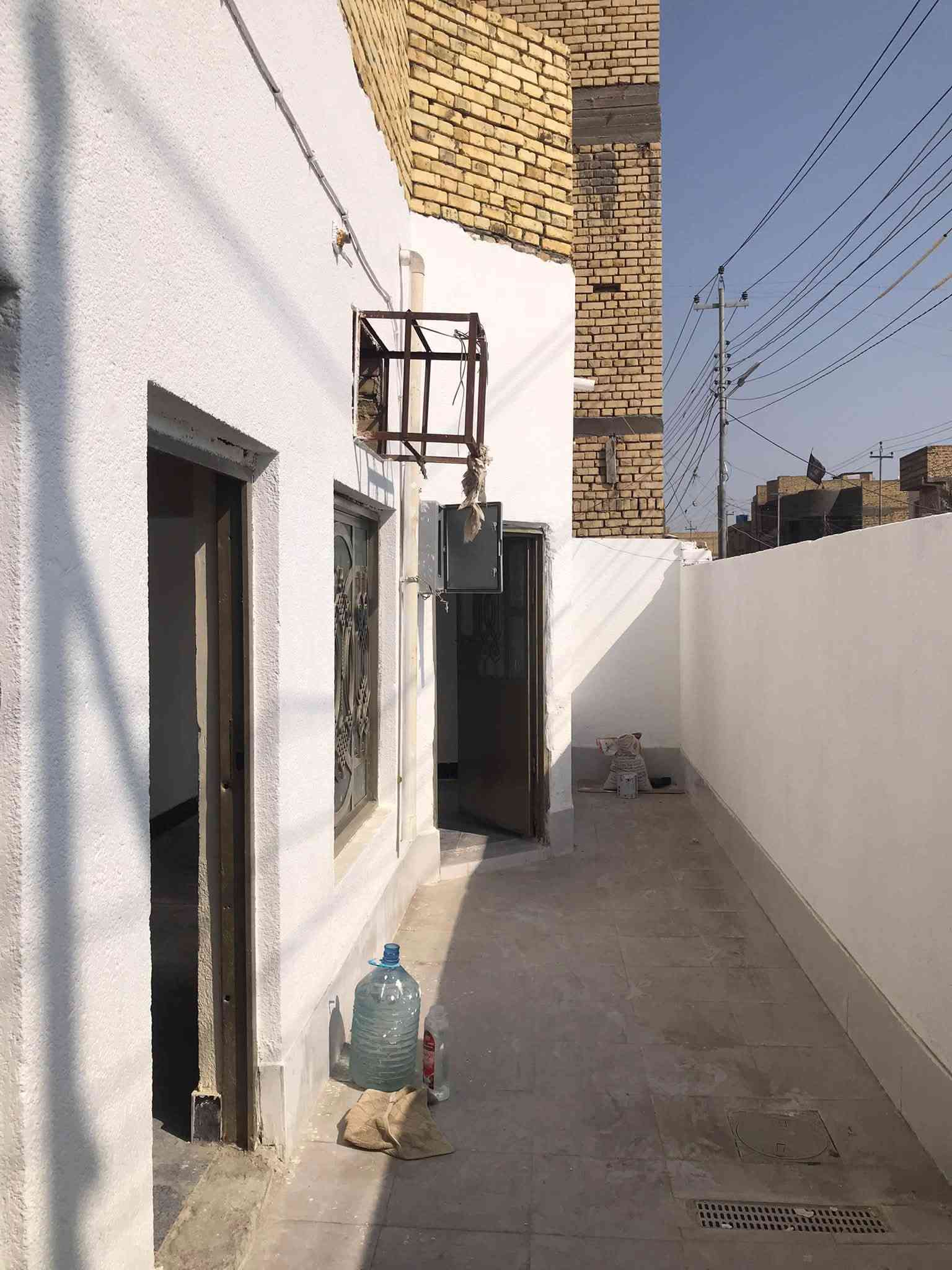 معروض لدينا في المكتب بيت المساحة 130 م بناءً نضيف جدا طابق واحد عكادة على شارع عرضة 20 م البيت فارغ حاليا جاهز للسكن المحتويات البناء ( غرفة النوم وصالة ومطبخ وصحيات مع استقبال البيت كلةبناء طابوق ) العنوان التضحية تدخل شارع الكشك نهاية الشارع سنتر على الشارع إذًا عجبك المكان تعال للمكتب ودزك علية احسن الاتصال على *********** ابو علي الاسدي مكان كلش حلو البيت اعتبار تجاري
