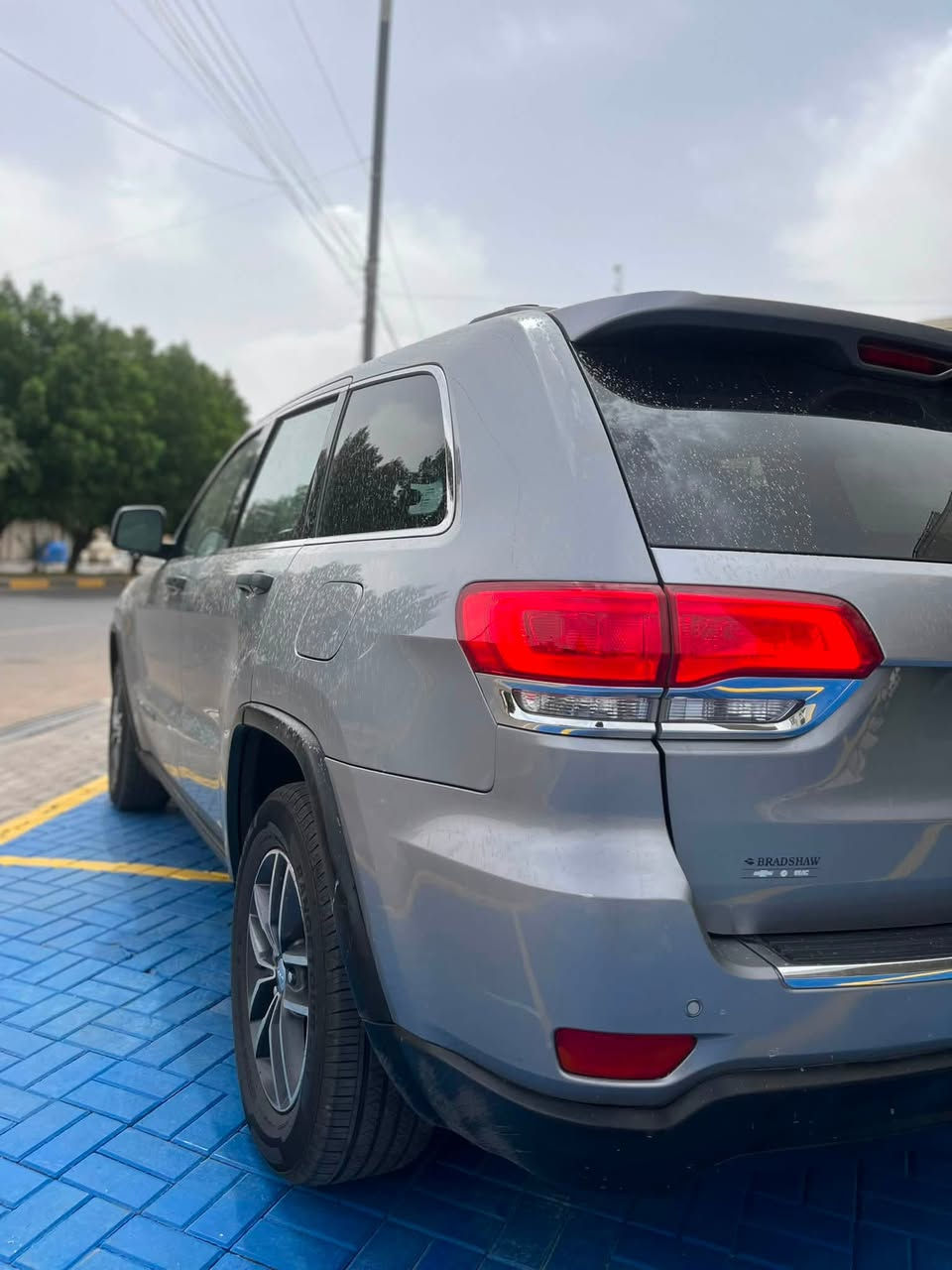 جيب كراند شيروكي 2020 Limited
السيارة رقم بصرة دولي توا صاعدة هزة شرط التحويل بأسمي شخصياً حادثها جاملغ وبنيد وبيها قطعتين كلير 
والباقي كفالة 
تشغيل بصمة وبصمة أبواب
شاشة كبيرة
سلايد
كاميرا خلفية
صندوق كهربائي
حساسات أمامية وخلفية
كروز كنترول
كشن جلد كهرباء
كشنات تدفئة
لايت LED وزينون
 العنوان بصرة 
رقم الهاتف: ***********
