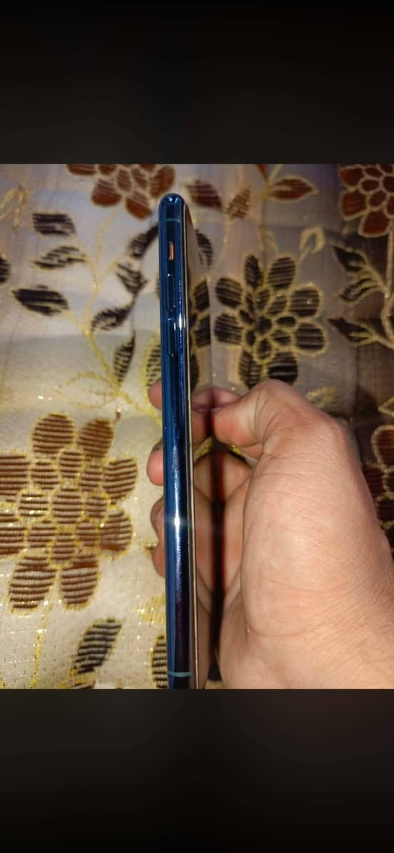 الجهاز iPhone 11 Pro 
📱 مواصفات الجهاز
الموديل: iPhone 11 Pro
الشاشة: 5.8 إنش Super Retina XDR OLED
المعالج: A13 Bionic
الكاميرات: 3 كاميرات خلفية، كل واحدة 12MP
الكاميرا الأمامية: 12MP
Face ID: موجود
مقاومة الماء: IP68
البطارية: 93% حسب الصورة
النظام: iOS 26.6.1 ظاهر بالصورة
اللون: أخضر ليلي تقريبًا
السعر المطلوب: 480,000 د.ع
 سعة التخزين .256 
إذا كان iPhone 11 Pro بسعة 256GB وبطارية 93%،
*********** واتساب

نص مكتوب في الصور:
- 90 10:17 تحديث البرامج تحديثات تلقائية مشغلة iOS 26.6.1 تم التنزيل يوفر هذا التحديث إصلاحات أمنية على iPhone. لمزيد من المعلومات عن محتوى الأمن لتحديثات برامج Apple، يرجى زيارة هذا الموقع الإلكتروني: https://support.apple.com/100100 تمت جدول تحديث سيتم تثبيت iOS 26.6.1 عندما يكون iPhone مقفلا وشحن بطاريته يكفي للتحديث. التحديث الآن إلغاء التحديث