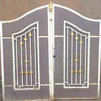 باب حديد • ٢ متر ونص • ثقيل