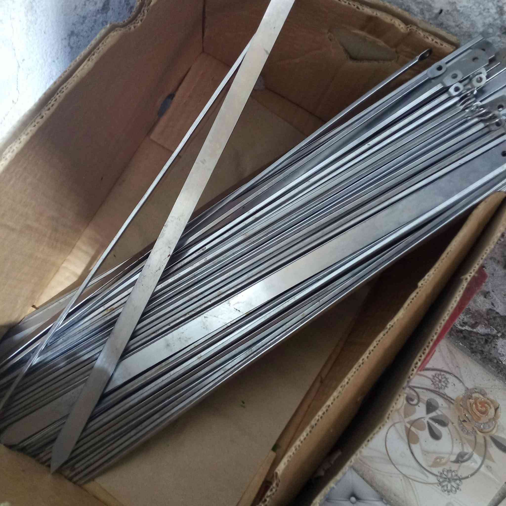 غراض مشويات للبيع صار يومين من اخذهن والقران وحته نزل من سعرهن جام خانه بيبي سي هيه وميزه ينقفل. 300قفل  لفافه سيلفون 35 . صواني عدد خمسه ب25. كراسي الاصلي  ثنين ب20 .  مواعين سفري حجم كبير وحجم صغير ب15.  شياش ستيل الاصلي مال كباب عدد21شيش سعرهن ب25. ومال لحم 40شيش ب30.     رقم *********** بي واتساب
