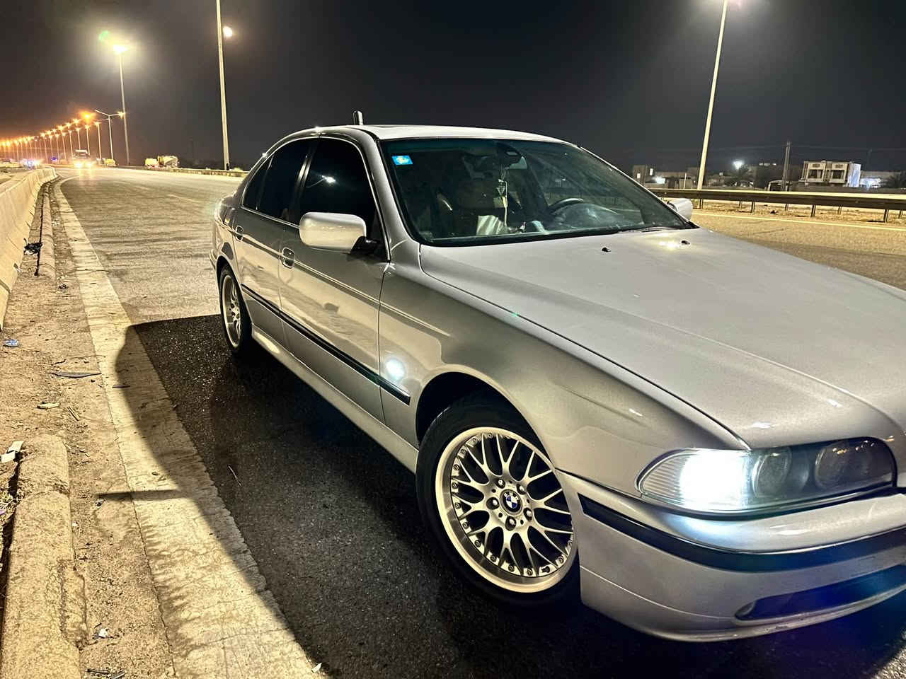 السلام عليكم للبيع 
BMW 528i الصقر 

محرك 6 سلندر 
كشنات جلد وكهرباء 
تبريد ثلج 
كير محرك كفاله 
تخم تاير 
لايت زنون 
السياره خير من الله مال جناي رقم أنبار تحويل ثاني يوم 
العنوان الرمادي ***********
