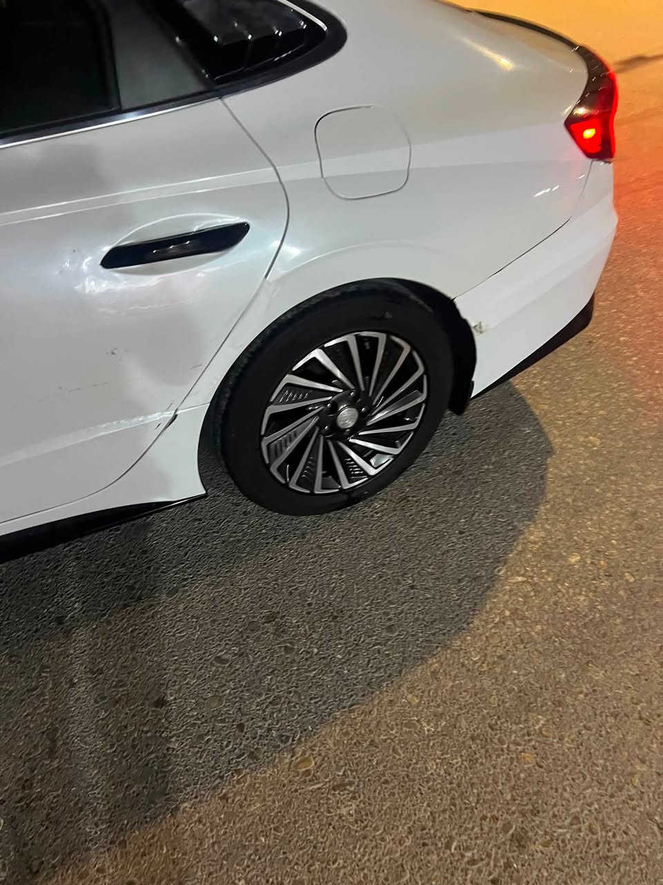 سلام عليكم
سوناتا 2021 (هايبرد) فول مواصفات السعر (160$)

: بنوراما  
5 كامرات 
لايت زينون 4 عدسات 
حساسات امامي . حساسات خلفي 
حساسات ترفك
حساس امطار  auto Clean Glass 
رادار مري جانبيه 
كامره محيطيه 
صندوق ذكي 
كشنات جلد خزن ميموري تحكم كهرباء 
كشن الجنب السائق كهرباء 
‏📌 BOSE سستم صوت 12 سماعة 
انارة داخلية ملونه 
تحديد مسار .مثبت سرعه 
تشغيل عن بعد 
مري قلاب 
شاحن لاسكلي" 
نقطه عمياء 
شفتات ستيرن 
هيد دسبلي _دادته شو 
قطعتين تبريد 
مقاعد كهرباء 
خزن ميموري 2 حركات
ستيرن تدفئه  
مقاعد تدفئة +تبريد 
نظام drive only خاص بتبريد السائق فقط. 
4 وضعيات قياده  .   
نضام اوتو هولد 
 شاحن واير لس 
قياده ذاتيه 
بردات خلفيه سلايد 
ويل 17
عليها نظام سكيورتي زجاج وسلايد

++ باقي المواصفات المعروفه 
💢 السياره وارد امريكي …كندي ..استعمال شخصي على 
ايدي فقط.
رقم الهاتف *********** 
السماوه 36 دار
