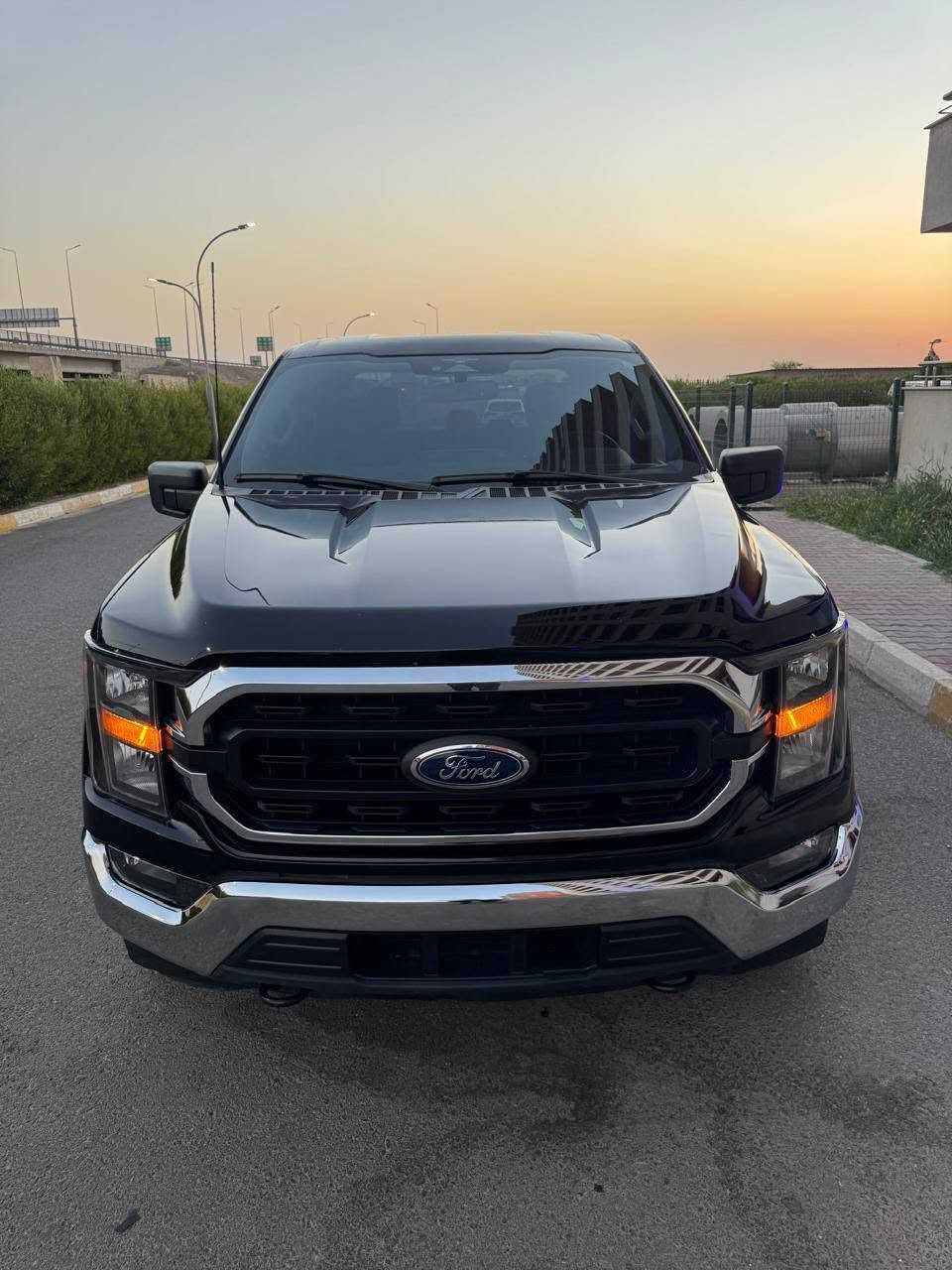 🔥 للبيع: فورد F-150 موديل 2023 - بحالة ممتازة وقفة هيبة 🔥
📌 التفاصيل العامة:
النوع: فورد اف 150 (Ford F-150)  
الموديل: 2023
اللون: أسود ملكي  
نوع الكابينة: غمارتين (SuperCrew)  
نظام الدفع: 4x4 (دفع رباعي)  
🛠️ حالة البودي والضمان:
الحادث: تبديل (باب + جاملخ) بلادي نفس اللون بدون صبغ.
الدواخل: مكفولة 100% (بدون دواخل أو تعديل بالمقصورة).
الأيرباك: سليمة بالكامل بشرط الفحص (بدون أيرباك طاق).
الجاهزية: السيارة جاهزة من كل شيء، محرك وقير وبودي بحالة ممتازة جداً.  
✨ المواصفات والكماليات:
حزمة الكروم الخارجية (شبك أمامي ودعاميات كروم).  
ويل ألمنيوم بلادي + كشافات ضباب وحوامل سحب أمامية.  
شاشة لمس تعمل بنظام SYNC 4 مع دعم Apple CarPlay و Android Auto.
كاميرا خلفية، حساسات توقف، ومثبت سرعة.
وضعيات قيادة متعددة للمدينة والطرق الوعرة.
💰 السعر المطلوب: 270 ورقة ($27,000)
📍 الموقع: [اربيل]
📞 للتواصل والاستفسار: [‎***********] يتوفر واتساب
