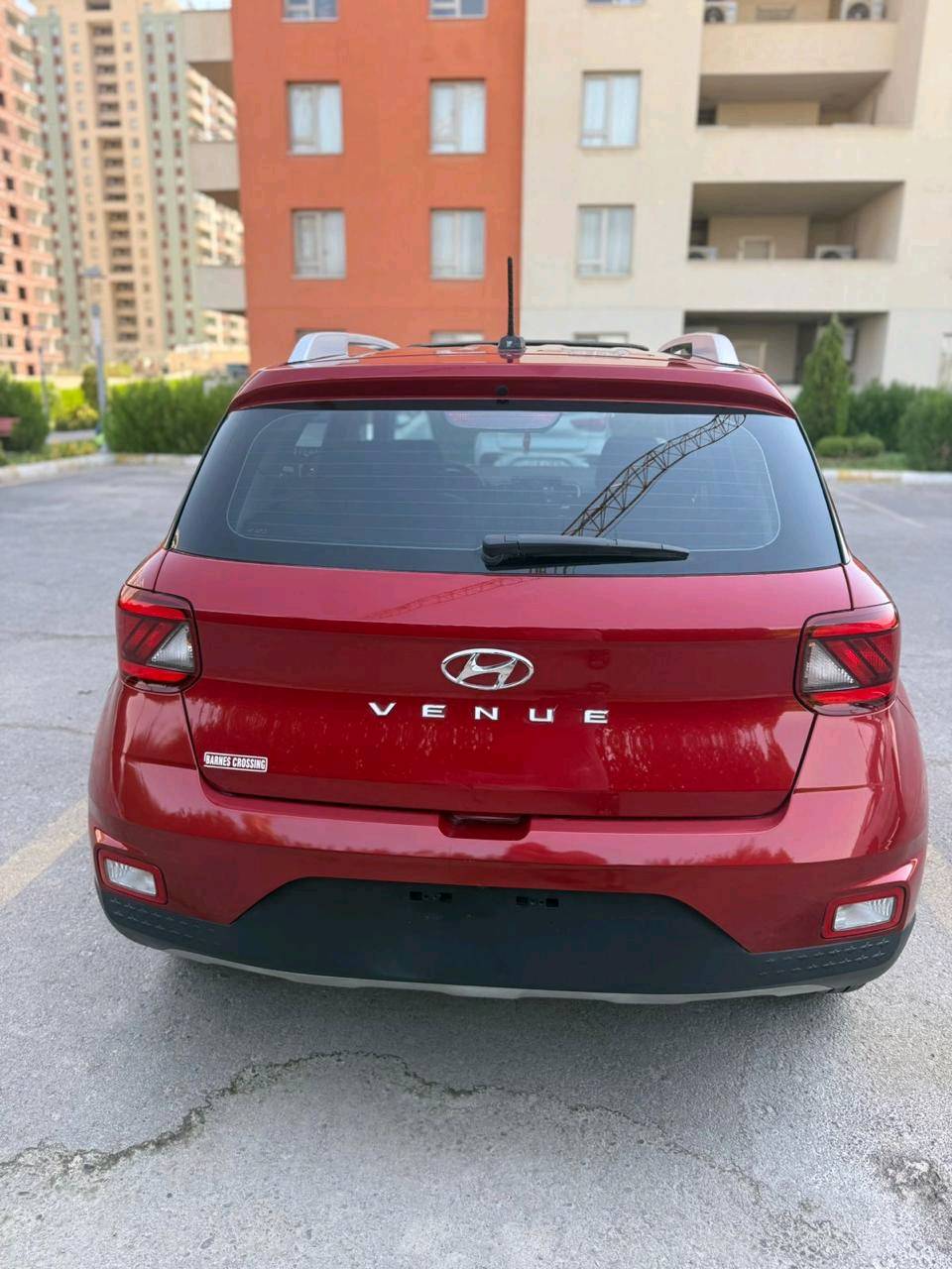 🚗 للبيع: هيونداي فينو (Hyundai Venue) موديل 2023 - فول مواصفات 🚗
سيارة قمة بالنظافة، اقتصادية جداً، ومجهزة بجميع مواصفات الراحة والأمان، جاهزة للاستخدام والتحويل المباشر.
أبرز المواصفات:
الموديل واللون: 2023 - أحمر مميز.
المحرك والقير: 4 سلندر سعة 1.6L اقتصادي جداً مع قير أوتوماتيك ناعم.
الشاشة والتقنيات: شاشة وسطية تدعم آبل كاربلاي وأندرويد أوتو + عدادات ديجيتال بالكامل.
المقصورة: مقاعد جلد وقماش مميزة بحالة الممتاز.
أنظمة الأمان: تنبيه النقطة العمياء، نظام كشف المسار، مانع تصادم، وكاميرا خلفية مع خطوط توجيهية.
الإضافات: تشغيل بصمة، دخول ذكي، ويل أوفر 17 إنش، سكك سقف، ومثبت سرعة.
الحالة والضرر:
صبغ بنيد فقط (حادث سطحي بسيط).
كفالة شاصي، لغود، وأيرباجات سليمة.
بشرط الفحص (مكينة، قير، كهرائيات).
السعر والتواصل:
السعر المطلوب: 130 ورقة ($13٫000) - وفيها مجال بسيط للجادين بعد المعاينة.
كفالة رقم 15 ورقة.
المكان: [اربيل]
للتواصل: [***********] / يتوفر واتساب.