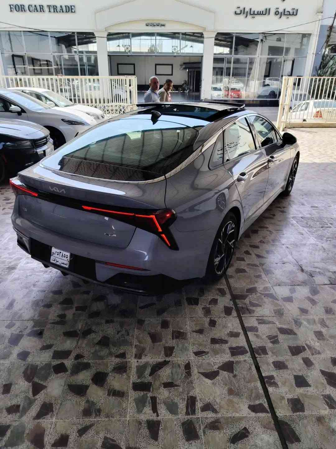 كيا K5 2026 
* الموديل: 2026
* الفئة: GT-Line
* المنشأ: أمريكي 🇺🇸
* ⁠الضرر جاملغ امامي جهه السايق مبدل اصلي  صبغ ربع باب السائق وصبغ هلال الجاملغ الخلفي فقط 
* المحرك: 2.5 لتر 4 سلندر
* الكير أوتوماتيك 8 سرعات
* نوع الوقود: بنزين
* نظام التوجيه: كهربائي
* نظام التعليق: رياضي GT-Line
* الجنوط: سبورت GT-Line
* الإضاءة: LED
* مصابيح نهارية LED
* إضاءة خلفية LED
* فتحة سقف بانوراما
* مقاعد رياضية GT-Line
* شاشة مدمجه كبيرة
* Apple CarPlay / Android Auto
* كاميرا خلفية
* حساسات ومساعدات قيادة
* مثبت سرعة
* نظام مراقبة النقطة العمياء
* تحذير مغادرة المسار ومساعد البقاء على المسار
* فرملة طوارئ أوتوماتيكية
* تحذير حركة المرور الخلفية
* تشغيل بصمة/
* مفتاح ذكي
* مكيف أوتوماتيك
* USB ومخارج شحن
* نظام صوت متعدد السماعات (بوش) مع مضخم

السيارة تترقم محافظات عدا الا قليم مجاني مجاني (دخول شهداء)

السعر 190 وببها مجال 
مكان السيارة موصل
