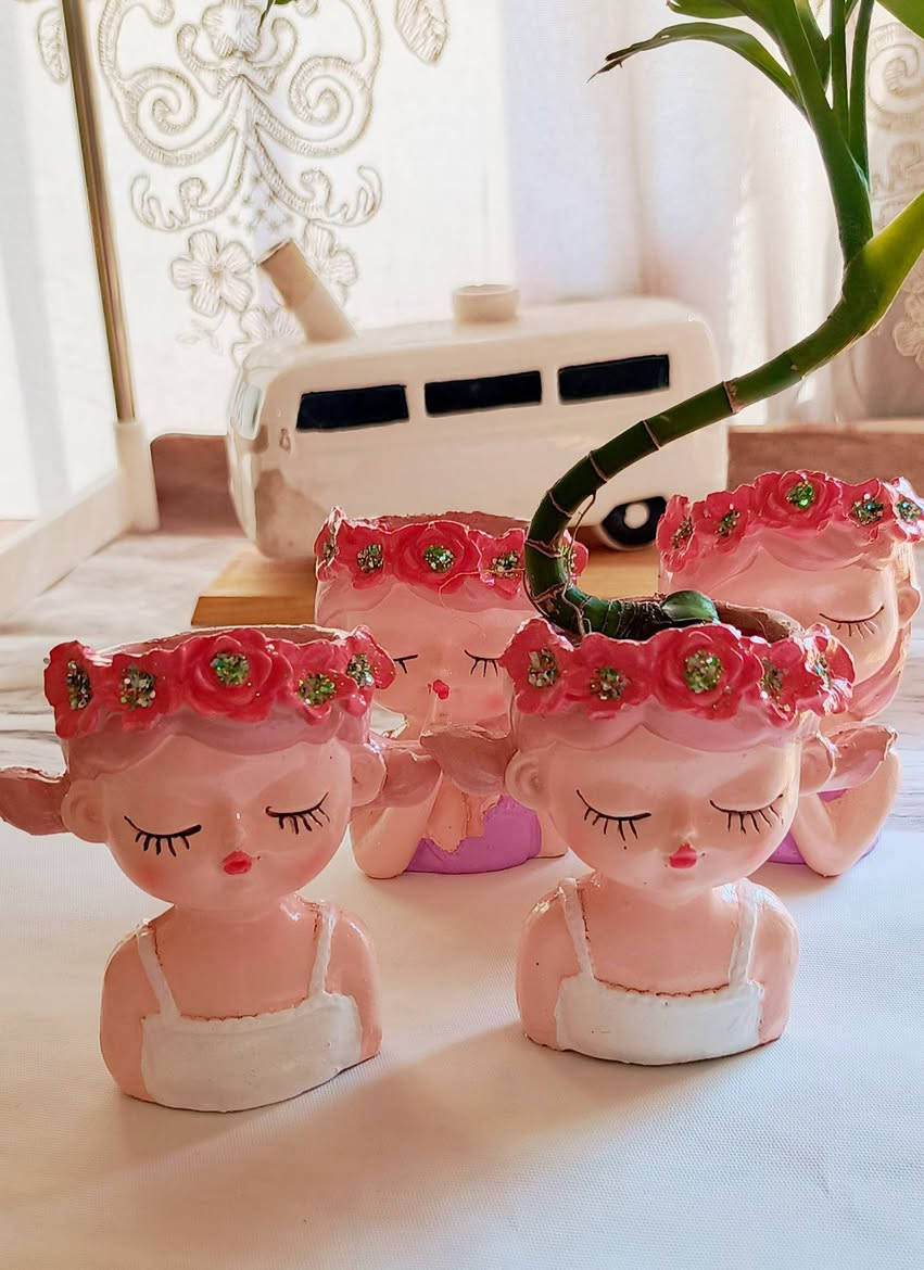 بنوتاتنا الصغار وصلو 🥹🌸
بلحقيقه احلى 😱 👇 👇 

شوفو الكياتة.. بنية مغمضة لابسة تاج ورد يلمع ✨

3 في 1 :
🌿 تصير سندانة للزرع الصغير والبامبو
🏡 تصير ديكور عالميز والتسريحة
✏️ تصير مقلمة للاقلام والفرش

حجمها كيوت وما تاخذ مكان
تجنن هدية للبنات 🎁
