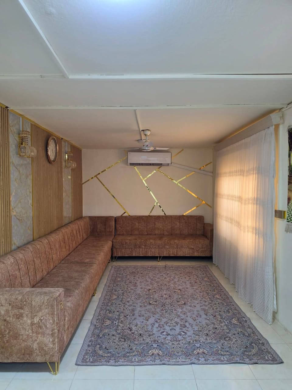 #بيت_للبيع
 المساحة ٥٠٠ متر مساحة البناء ٢٤٠ متر
بيت ضخم ويكفي عائلة جبيرة ، يتكون من/
٣ غرف نوم
استقبال
صالة كبيرة
مطبخ حار + مطبخ بارد
صحيات والدرج خارجي
حديقة + كراج + سقيفه ( مساحتهن ٢٦٠ متر)
موجود بير + خط اسالة
وأيضا موجود ٣ سبالت وكاونتر مطبخ الحار مع البيت 
ملاحظة // البيت صاير بين شارعين مبلطات
والبيت مشمول بقرار ٣٢٠ ومروج معاملة تمليك 
العنوان / خانقين جبراوه قرب المدرسة

السعر ٣٣ مليون وبيها مجال بسيط، للاستفسار اكثر اتصل على الرقم ***********

#مكتب_Royal_Home_للعقار
