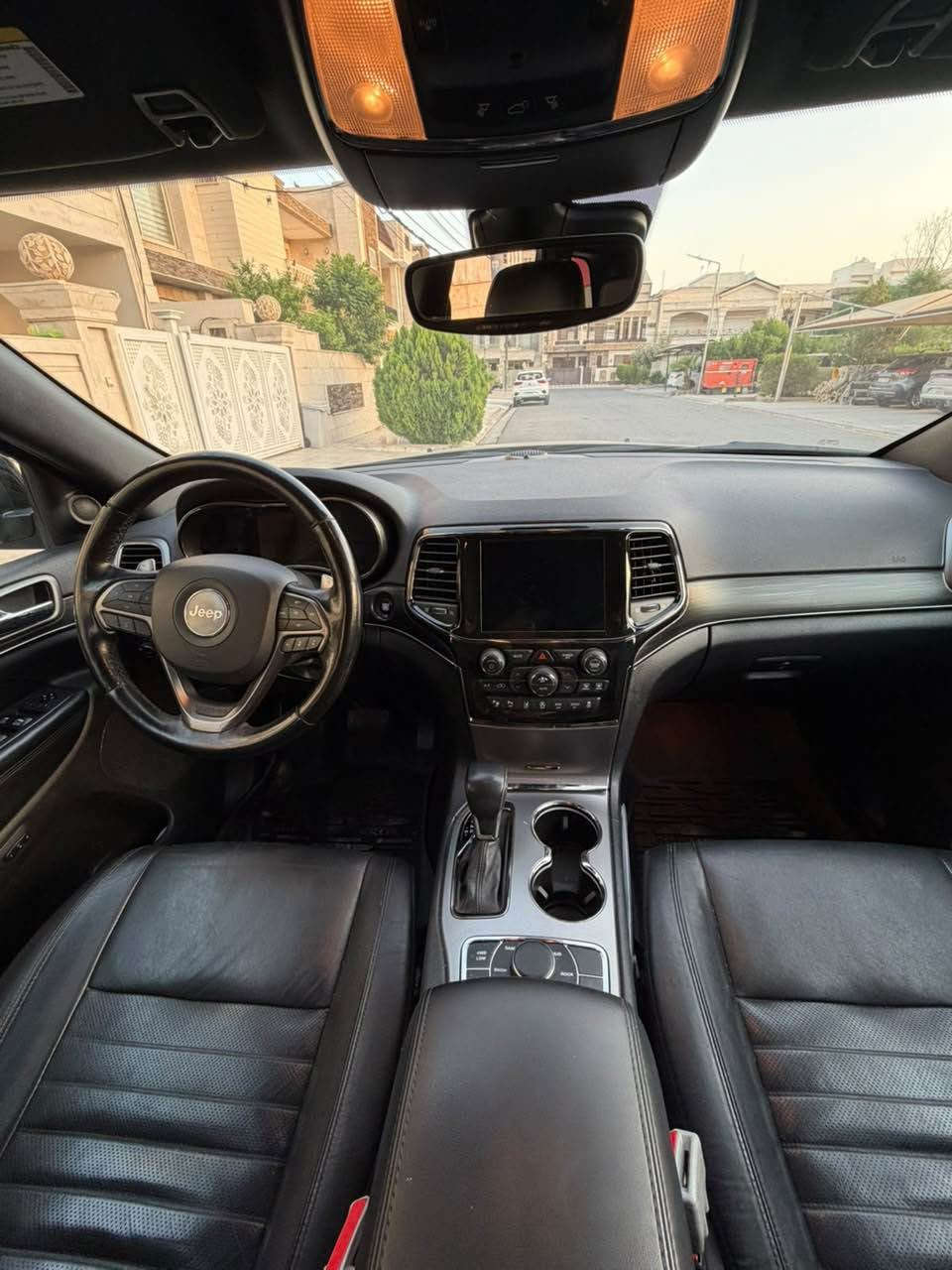 Jeep grand cherokee X limited 
قەپات مواسەفاتە مۆدیل ٢٠٢١ کوشین خەزن و سارد و گەرمە  ئاوێنە ئیتەر و دەبل ئەکسلە ٣٦٠ رادارە و تۆپەی راداریشی هەیە یانی قەپات قەپات مواسەفاتە سەیارەکە کلینە بی قەپ و قۆپ و شوخر هەمووی بە شەرت و ٨٠مایل رۆشتیە  هەموو شتی بیلادیە و سەنەوی و هەموو شتیشی نوێیە داوای ٢٩٠ی لێدەکەم
*********** أربيل, العراق
