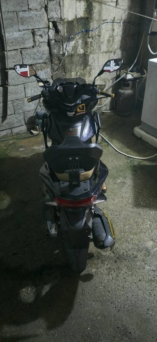 السلام عليكم
PCX 150cc جيل ثاني ياباني

مستعمله مال جناي ما متعوبه  
حساس ازحام/حساس ستاند  
اشاير يمنه يسره شغالات ودبل اشاره شغاله
المازده نظيفه وشغاله بكلايت شغال

دراجه عليها تزويد
عنبار رياضي ذهبي pcx
مسكات سكليتر ذهبيه 
يدات بريك ذهبيه واسود pcx
ستاند صفح 7 الوان وعليه اضافات اسود وذهبي
مروحة راديتر  ذهبي
قبق ستيرن مال جيل 5
جامه اماميه كاربون بيها مرايات 
صوندات اكسل ذهبيه 
جانبيات تجوات دراجه صفح ذهبي
واقية صالنصه كاربون وذهبي
تجوه رياضي 
سستم صوت سماعتين  دبل
GPS شريحه ينربط ويتفعل
لزكات كاربون فايبر واحمر على قبق البانزين والجوانب
كشن رياضي الاصلي مو العادي 
وبيها شوته رياضي على شكل صالنصه لكن شايلها وحاط البلادي  انطيها الك ويا دراجه
كلج امامي رياضي اجه بيها من البلاد

بيها تغليف دبلات خلفي قماش مكتوب عليها هوندا 

وبيها طوبات ذهبيه وتزويد ذهبي يم الويل الامامي

وتغليف دبلات ذهبي  امامي

درع اصلي تايلدني القوي 

تغليف مكان جوزه ذهبي

كفرات نظافه 95% بيها ضربات من جوه ما مبينه + بيها سيم المتوصل بالمسكه مال بريك انشلع 

دراجه مكفوله واكفلك من السرقه  وتجي تاخذها من باب البيت

بيها اوراق وصل شراء و منفيست و اوراق المزاد اليابانيه

ممشى دراجه 62 الف

مكاني بغداد الكرخ الاولى شالجيه

للتواصل والاستفسار واتساب او اتصال على رقم هذا فقط. ***********
