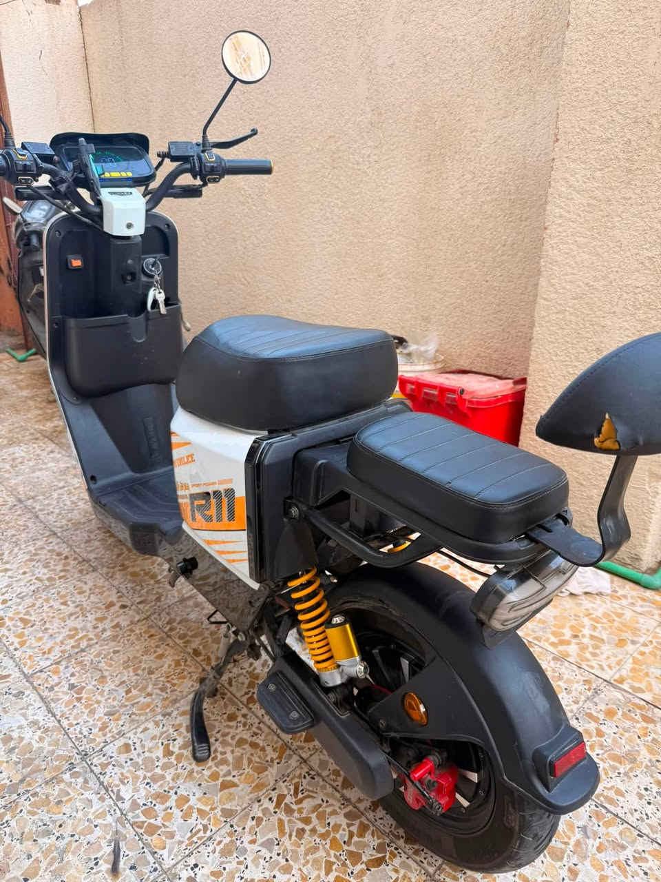 دراجة شحن R11 مديل 26
ولي شرط الوكالة 
دراجة كلشي بيها بلادي مامفتوح شي بيها 
نضيفة ومامستخدمة هواي مجرد مشاوير بسيطة 
النضافة كبال عينك اشوفها 
البطاريات مديل 26 بعدهن بحيلها 
دراجة ماشالله كلشي ماناقصها 
جميع الكهربائيات شغالة 
شاحنة وياها اصلية 
مديل 26 تجي تحكم ب المسجل من خلال الشاشة 
دراجة ماداخلة مصلح 
اشاير كلهن شغالات 
هورن شغال 
البك مالتها شغال 
دراجة بعدها بحالة الوكالة
صار شهر من جايبها من الوكيل 
السعر 650 الف 
دراجة جديدة وماناقصها شي 
لاتدخل وتكسر بسعرها
الون الابيض الاجمل بيهن 
دراجة مايحتاج شرح الها
جاي تشوف النضافة بعينك ميحتاج اسولف بيها 
دراجة ناقصها بس سايق
رقم الهاتف ***********
