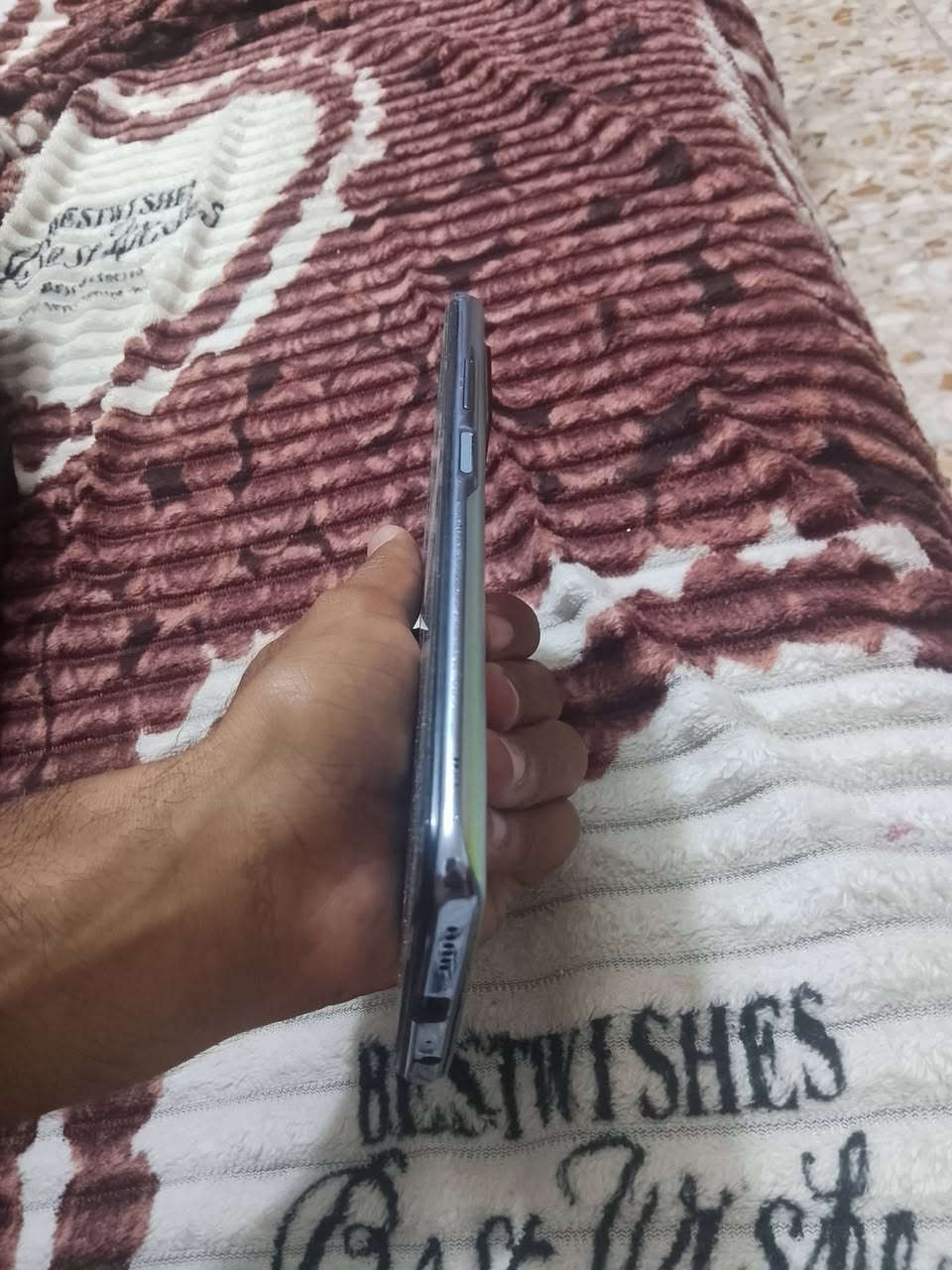 للبيع انفنكس نوت 10 ذاكرة 128 بصمة إصبع بصمه وجة كامرة 64 MP شحن سريع 60 فريم الجهاز اي خلل مابي فقط الشاشة البارحة وكع يتشغل بس تعلك يحتاجله شاشة سعرها 30 الف خلي سعرك وراسلني الي مو شراي ليعلق ويتعبني مستعجل على بيع للتواصل واتس ***********

نص مكتوب في الصور:
- ADVERTISEMENT لماذا تُخبز هذه المعجنات المورّقة المحشوة على هيئة طبقات هشة مقرمشة بدلًا من فتات يشبه الخبز؟ لبناوت تم التحديث : 15/08/2026 المحتويات لا يرتفع هذا العجين لأنه يتحول إلى خبز؛ بل يرتفع لأن الماء المحبوس بين الطبقات التي يفصلها الزبد يتحول إلى بخار، وهذا البخار يباعد بين الطبقات ويدفعها إلى أعلى، وعندما ينجح الأمر، يمكنك أن تسمعه: ما إن تكسر القشرة حتى تصدر فرقعة جافة ورقيقة أشبه بتكسر الورق، لا تمزّقا طريًّا يشبه تمزق اللقافة. وذلك الصوت الصغير اختبار أول جيد. فإذا تشقق العجين المخبوز إلى رقائق رفيعة وترك شظايا مقرمشة على الطبق، فهذا يعني أن الطبقات بقيت منفصلة في الفرن. أما إذا انثنى أوبتمزق أو بدا قوامه في الوسط أقرب إلى الخبز، فالغالب أن الصفائح اندمجت في مرحلة ما أثناء التحضير.