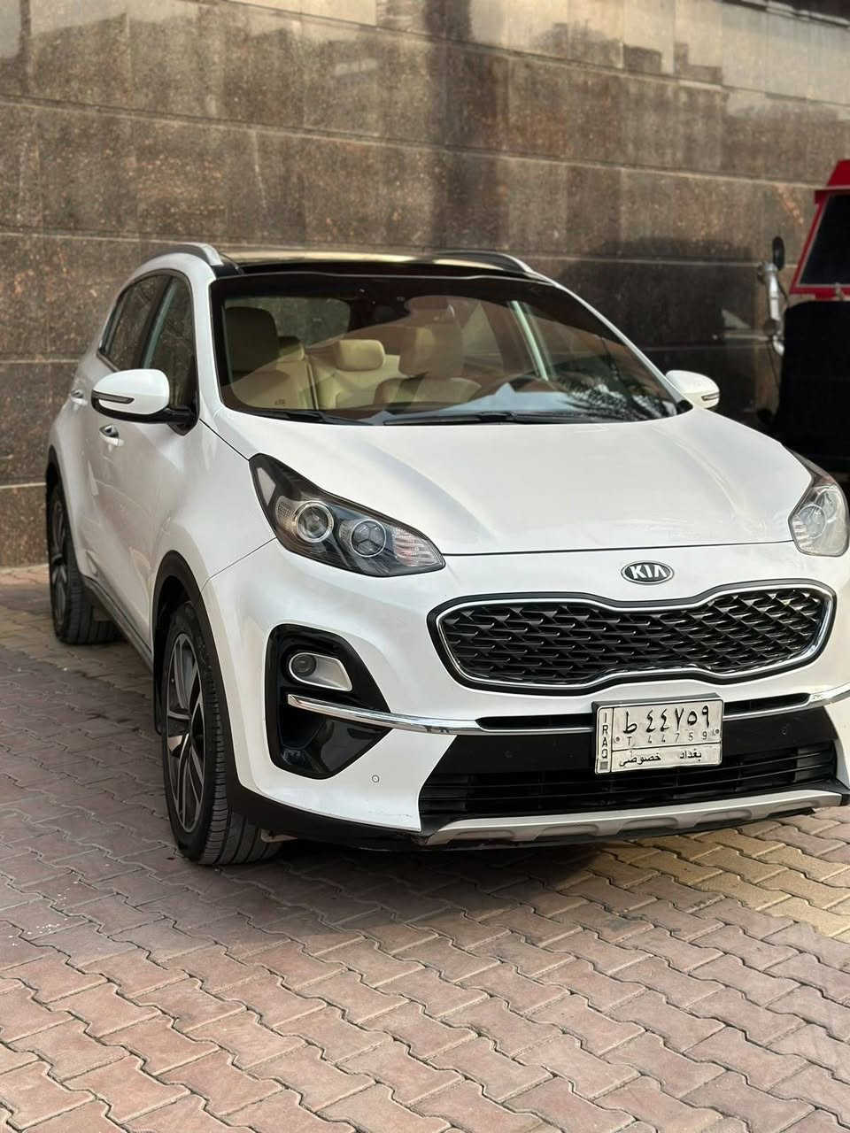 🚘 للبيع | كيا سبورتج 2019 فول مواصفات
موجوده باليرموك الاربع شوارع 
🔹 الموديل: 2019

🔹 النوع: Kia Sportage

🔹 اللون: أبيض صدفي 
لون الجام زيتوني 
🔹 السعر 19,800$ قابل للتفاوض بالمعقول.

المواصفات 
-فول مواصفات (للأخير)

✅ بانوراما

✅ بصمة تشغيل ودخول ذكي

✅ شاشة وكاميرا خلفية

✅ حساسات أمامية وخلفية

✅ مقاعد جلد

✅ مقاعد كهربائية

✅ تدفئة وتبريد للمقاعد

✅ هاند بريك إلكتروني + Auto Hold

✅ Drive Mode

✅ إنارة LED/Xenon

✅ كروز كنترول

✅ مرايا كهربائية

✅ فتحة صندوق كهربائية 
📍 السعر المطلوب:١٨.٣٠٠ دولار
📞 للاستفسار***********
السيارة نظيفة وجاهزة للفحص، والبيع للمشتري الجاد فقط. بغداد, العراق

