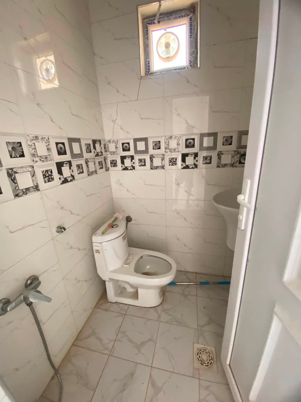 دار لإيجار مساحه 225متر يحتوي على غرف نوم(1) 🛌 +ستقبال+مطبخ+كراج اوحديقه +صحيات عدد ٢ 📍العنوان بغداد الدوره مدخل البوعيثه شارع المجزره خدماته ماء او كهرباء اوتبليط الاستفسار *********** سعره 600قفل
