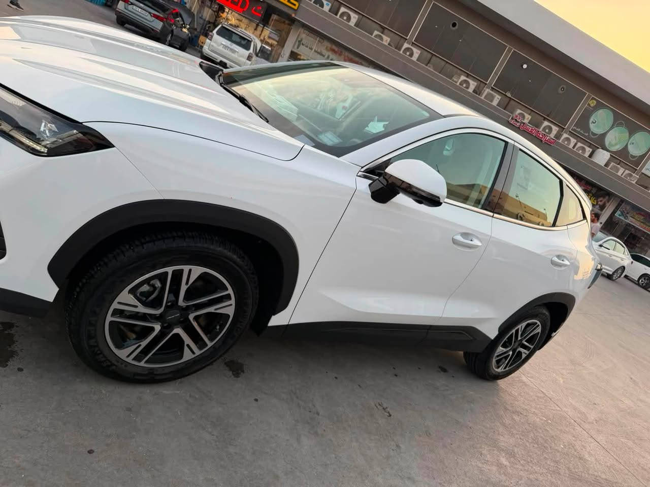 ✨ للبيع: سيارة سوئيست S06 Comfort موديل 2026 – بحالة الزيرو ونظافة ممتازة جداً! ✨
🚗 سيارة مستعملة استعمال قليل جداً، بحالة ممتازة وكأنها جديدة تماماً.
⭐ تعديلات وإضافات خاصة:
 💺 تغليف الكشنات (المقاعد): جلد فاخر إضافي لحماية ومظهر أكثر فخامة.
 🏎️ تغليف الستيرن: جلد طبيعي عالي الجودة لإعطاء ملمس قيادة مريح وفخم.
📋 أبرز المواصفات الفنية:
 المحرك: 1.5 لتر تيربو (4 سلندر) - قوة 156 حصان | عزم 230 نيوتن-متر.
 ناقل الحركة: أوتوماتيكي دبل كلاتش (6 سرعات).
 نظام الدفع: أمامي (FWD).
 اقتصاد الوقود: ممتاز (7.8 لتر لكل 100 كم).
🛡️ أنظمة السلامة والأمان:
 وسائد هوائية أماميّة للسائق والراكب.
 كاميرا خلفية + حساسات خلفية.
 نظام المكابح المانعة للانغلاق (ABS) + نظام التحكم بالثبات (ESC).
 نظام مساعد صعود المرتفعات + نظام التحكم بنزول المنحدرات.
 نظام الفرامل اليدوية الأوتوماتيكي (AUTOHOLD) + مثبت سرعة.
 نظام مراقبة ضغط الإطارات + نظام تجميد المحرك ضد السرقة.
💎 المواصفات الداخلية والخارجية والرفاهية:
 الشاشات: شاشة ترفيهية كبيرة قياس 12.8 إنش + شاشة معلومات القيادة 9.2 إنش.
 الاتصال: دعم أبل كاربلاي واندرويد أوتو لاسلكي + نظام أوامر صوتية.
 الراحة: ثلاجة مدمجة في مسند الذراع الوسطي + فلتر تنقية الهواء N95.
 التقنيات: دخول ذكي (بصمة) + تشغيل عن بُعد + فتح/قفل النوافذ بالبصمة.
 الإضاءة والجنوط: أضواء أماميّة وخلفيّة LED أوتوماتيكية + ويل ألمنيوم 18 إنش.
 منافذ شحن سريع Type-C مزدوجة + وضعيات قيادة متعددة.
🛡️ الضمان:
 ضمان أساسي 6 سنوات أو 20,000 كم.  
 ضمان المحرك 10 سنوات أو 1,000,000 كم.  
💰 السعر المطلوب: (للأستفسار بالخاص ).  
📍 [المكان / المعاينة: [البصره / دور النفط 
📞 للتواصل والاستفسار: [***********] أو التواصل عبر الخاص.
💡 ملاحظة: السيارة جاهزة للتحويل وبحالة ممتازة جداً، لا تحتاج أي مصاريف إضافية.

