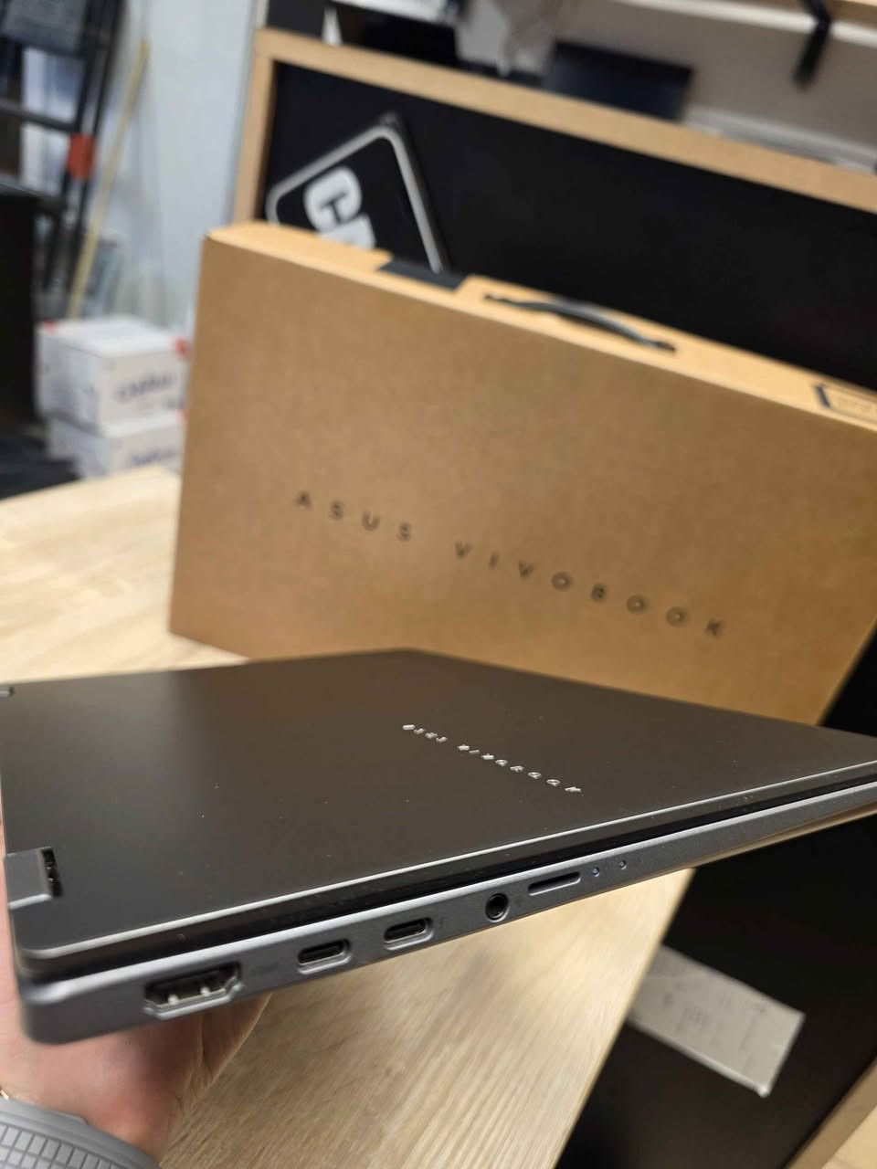 کوردی- عربي

لاپتۆپی ناوازەی ASUS Vivobook 14 Flip (Touch & 360°) بۆ فرۆشتن! 😍 

ئەگەر بەدوای لابتۆپێکی هێندە بەهێز، شاشە نایاب و مۆدێرندا دەگەڕێیت، ئەم دەرفەتە لەدەست مەدە. بە خاوێنی زۆر بەرز (زۆر لە ئاکتیڤ نوێ دەچێت). 

🔹 تایبەتمەندییەکان (Specifications):
• پڕۆسێسەر (Processor): Intel Ultra 7 256V — نەوەی نوێی پڕۆسێسەرەکانی ئینتێل بە خێراییەکی بێخەوش و ژیری دەستکرد (AI).
• گرافیک کارت (Graphics): Intel Arc 140V Graphics — هێزێکی گرافیکی بێوێنە کە هاوتای کارتە دەرەکییەکان کار دەکات؛ گونجاوە بۆ مۆنتاژ، دیزاین و تەنانەت مێتا گیمینگ بە بەرزترین کارایی و کەمترین بەکاربردنی وزە.
• میمۆری (RAM): 16GB DDR5 — خێراترین جۆری ڕام بۆ ڕاپەڕاندنی چەندین کاری قورس پێکەوە.
• هارد (Storage): 512GB NVMe SSD — خێراییەکی بێسنوور لە گواستنەوەی داتا و داگیرسانی سیستەم.
• شاشە (Screen): 14" OLED Touch (360 Degree) — شاشەی ئۆلێدی ئێج دی بە ڕەنگی ڕاستەقینە و زەق، لەگەڵ تایبەتمەندی لەمس (تاچ) کە ٣٦٠ پلە دەسوڕێتەوە و دەبێت بە تابلێت. 

🔹 دۆخی ئامێرەکە (Condition):
• زۆر زۆر پاک و بێ کێشە (In very good condition).
• تەندروستی باتری (Battery Health): 94% (بەرگەی چەندین کاتژمێر کارکردن دەگرێت).
• لەگەڵ کارتۆن و شەحنکەرەوەی ئەسڵی خۆی (With Box & Charger). 

💵 نرخ (Price): 1,250,000 دیناری عێراقی 

عربي 
لابتوب راقي ASUS Vivobook 14 Flip (لمس يفتر 360 درجة) للبيع! 🔥 

لأصحاب الذوق الرفيع والشغل الثقيل، متوفر جهاز بمواصفات خارقة ونظافة شبه جديد (بحالة ممتازة جداً). 

🔹 المواصفات (Specifications):
• المعالج (Processor): Intel Ultra 7 256V — الجيل الأحدث من إنتل، سرعة فائقة مع دعم كامل للذكاء الاصطناعي.
• كارت الشاشة (Graphics): Intel Arc 140V — كارت شاشة جبار يقدّم أداء رسومي عالي جداً ينافس الكروت المنفصلة، ممتاز لأعمال المونتاج، التصميم الهندسي، والألعاب، ويتميز باستهلاك طاقة منخفض وحرارة مستقرة.
• الذاكرة (RAM): 16GB DDR5 — أسرع رام متوفر بالسوق يضمن الكلاسة التامة بالتصفح والبرامج الثقيلة.
• التخزين (Storage): 512GB NVMe SSD — سرعة فائقة بفتح النظام ونقل الملفات بلمحة عين.
• الشاشة (Screen): 14" OLED Touch 360° — شاشة أوليد خرافية من ناحية الألوان والوضوح، تدعم اللمس وتفتر 360 درجة يعني تكدر تستخدمه كلاب توب أو كـ تابلت (لوحي). 

🔹 حالة الجهاز (Condition):
• نظيف جداً وفوق الممتاز (Very good condition).
• نسبة البطارية (Battery Health): 94% (تدوم لساعات طويلة من العمل المتواصل).
• يجي وياه الكارتون والشاحن الأصلي (With Box & Charger). 

💵 السعر (Price): 1,250,000 دينار عراقي 

للاستفسار أو الشراء، يرجى المراسلة على الخاص أو الاتصال. أربيل, العراق
