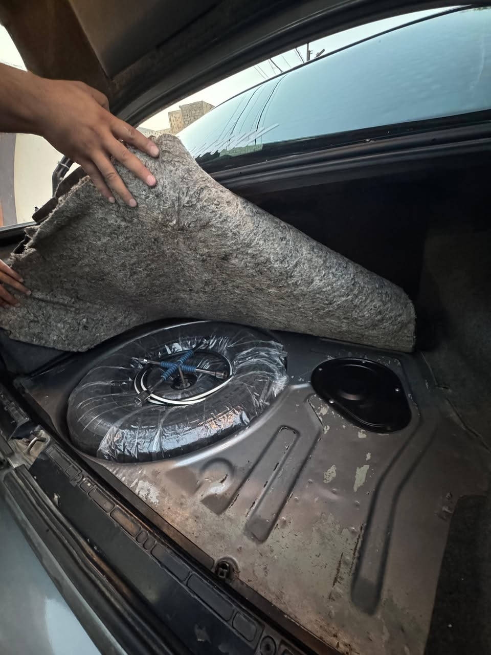 ✨ وصلت حديثاً إلى مكتب رهف 
خلينا نقدم لكم عرضنا المميز لهذا اليوم! 🚘💨
📋 تفاصيل السيارة:
🔹 السيار 🚗 بي ام 
🔹 الموديل: 1992
🔹 الوارد: 
🔹 ناقل ⚙️شرط
🔹 المحرك:          شرط       🛠✅
🔹 الرقم: نينوه الماني سنويه ما صاقطه
🔹 الضرر ( بدون اي ضرر صبغ جماليه فقط سيارا فول واحد علا واحد بس كير عادي. محرك كبس  نضافه  فول شركه شرط 
💸 السعر. 70 وبيها مجال بصيط
📍 موقعنا:
الموصل - حي الزنجلي - قرب مول دريم 📍🏢
⏰ أوقات العمل:
من الساعة 09:00 صباحاً وحتى 10:00 مساءً 🕘🌙
📞 للتواصل والاستفسار:
يسعدنا استقبال اتصالاتكم المباشرة خلال ساعات العمل:
📲 ***********
📲 ***********
🌟 مكتب رهف.. اختياركم الأمثل لسيارة العمر! 🌟
